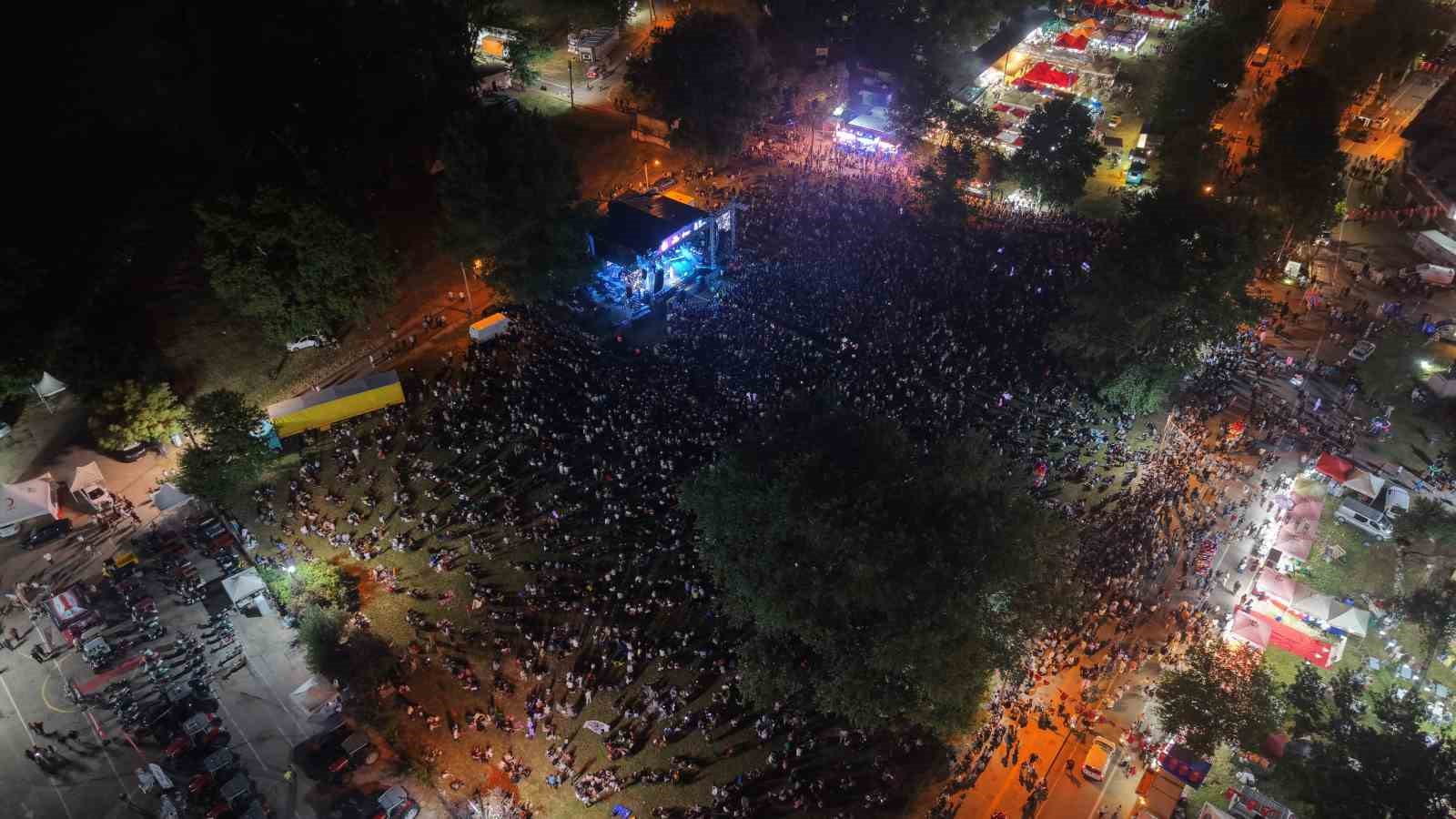Edirne&rsquo;de 665&rsquo;inci Tarihi Kırkpınar Yağlı G&uuml;reş Festivali&rsquo;nde Melek Mosso sahne aldı