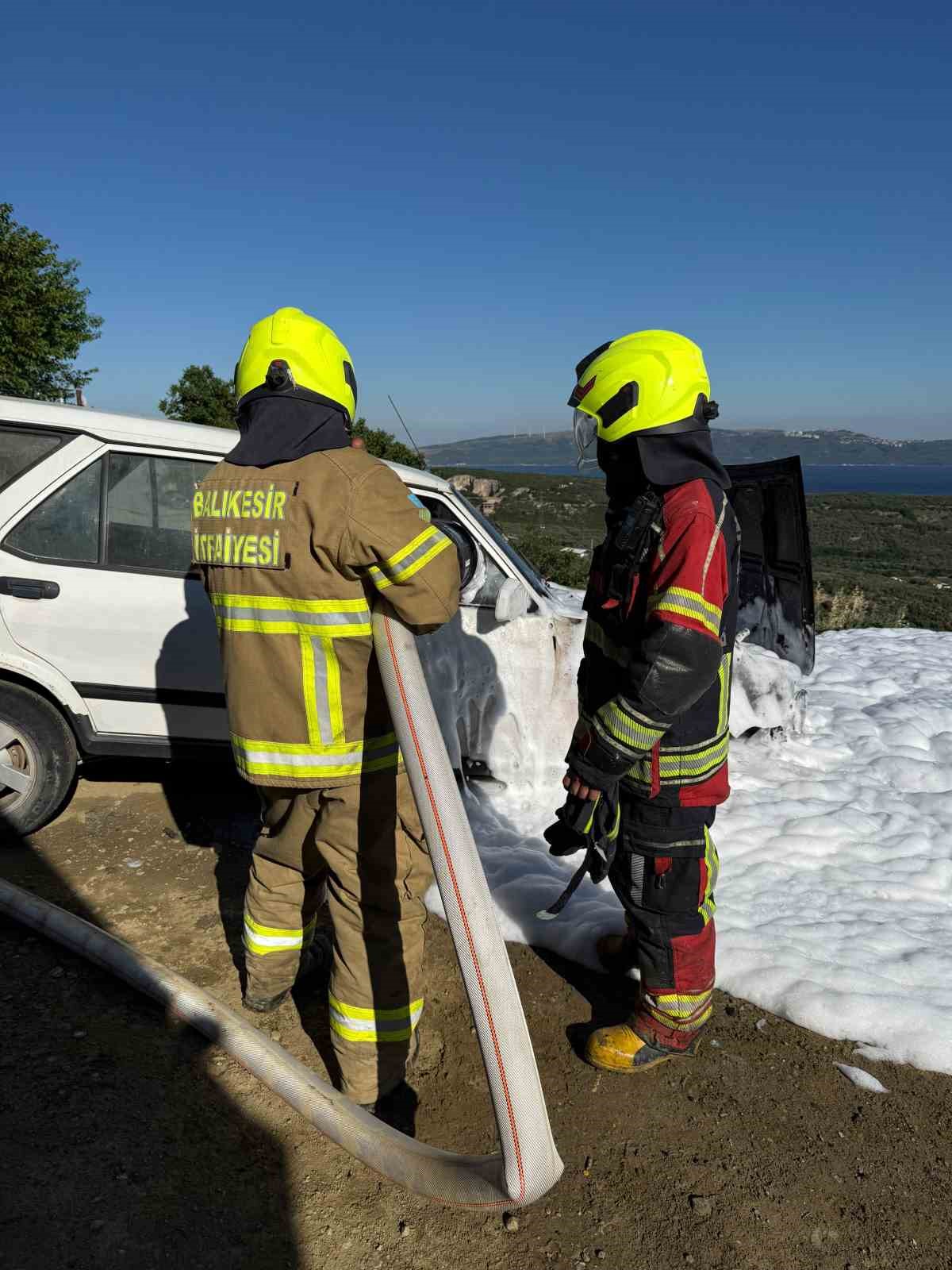 Erdek&rsquo;te korkutan ara&ccedil; yangını