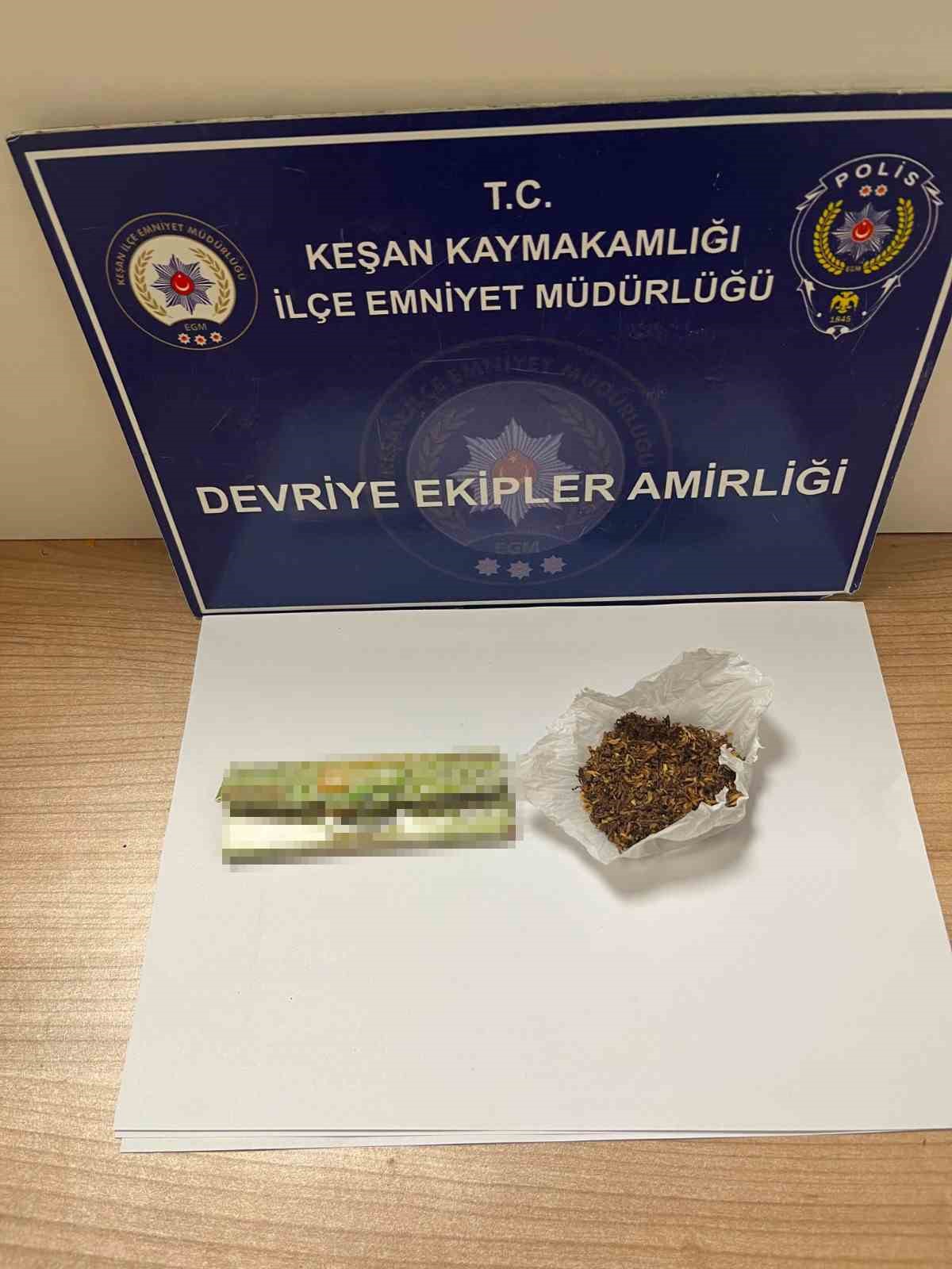 Keşan&rsquo;da polisin durdurduğu 5 ş&uuml;pheliden uyuşturucu madde ele ge&ccedil;irildi