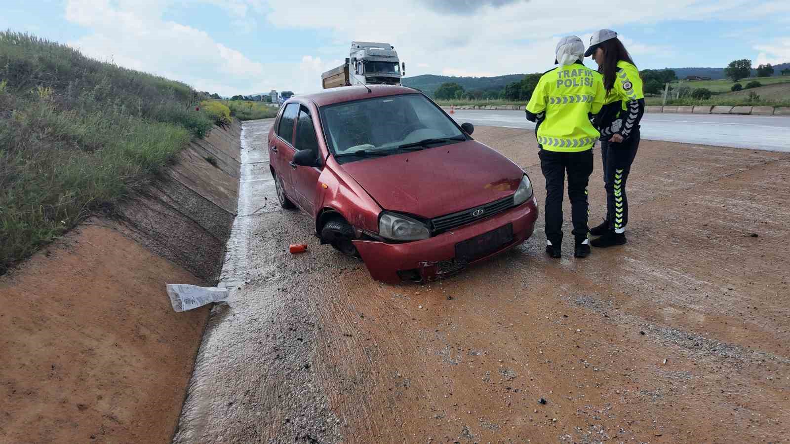 Gediz&rsquo;de otomobil yoldan &ccedil;ıktı: 4 yaralı