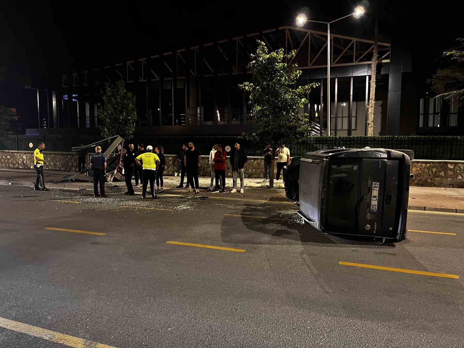 Niğde&rsquo;de kontrolden &ccedil;ıkan ara&ccedil; devrildi: 2 yaralı