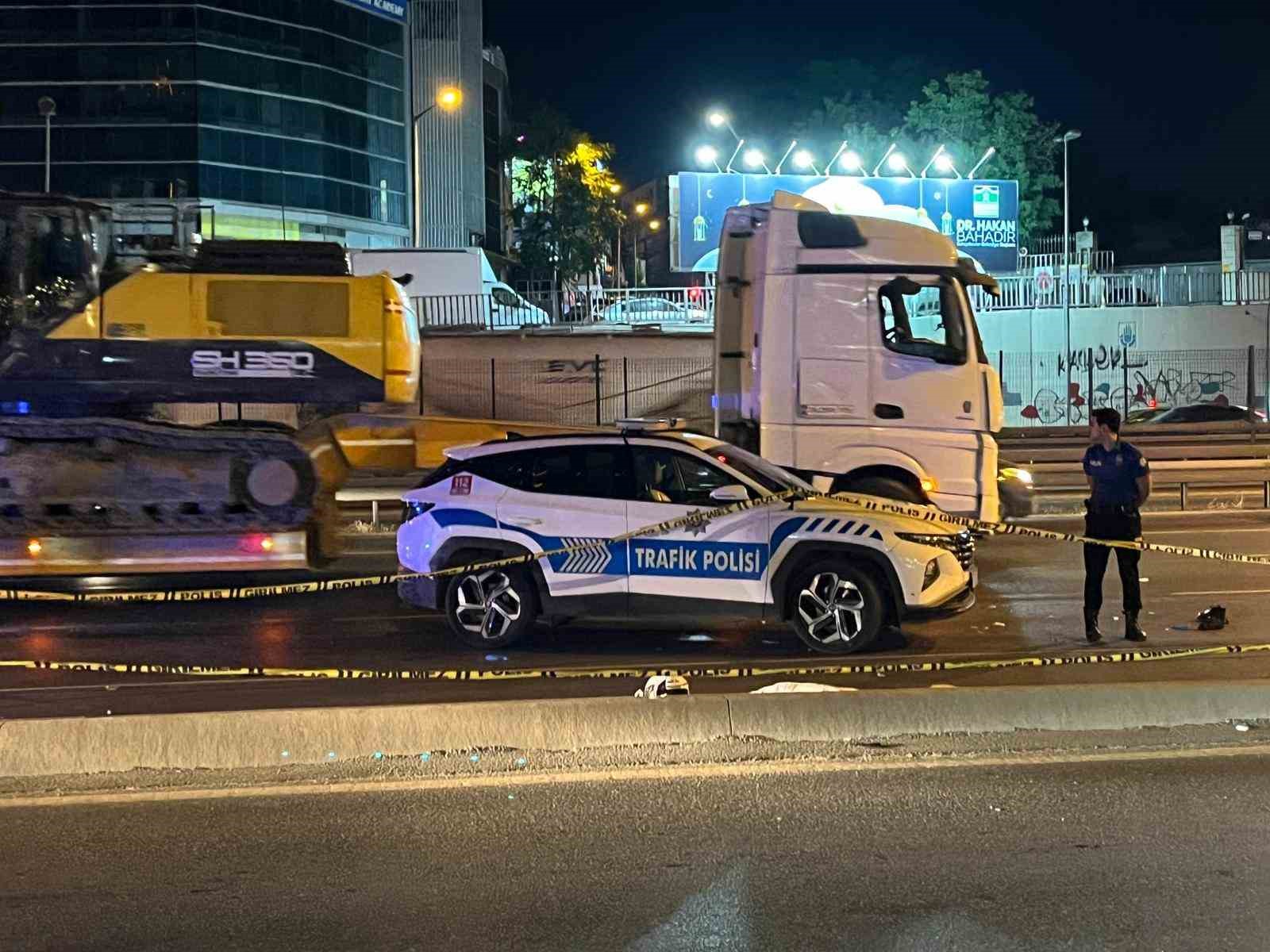 Bakırköy E5’te kontrolden çıkan motosiklet direğe çarptı: : 2 ölü