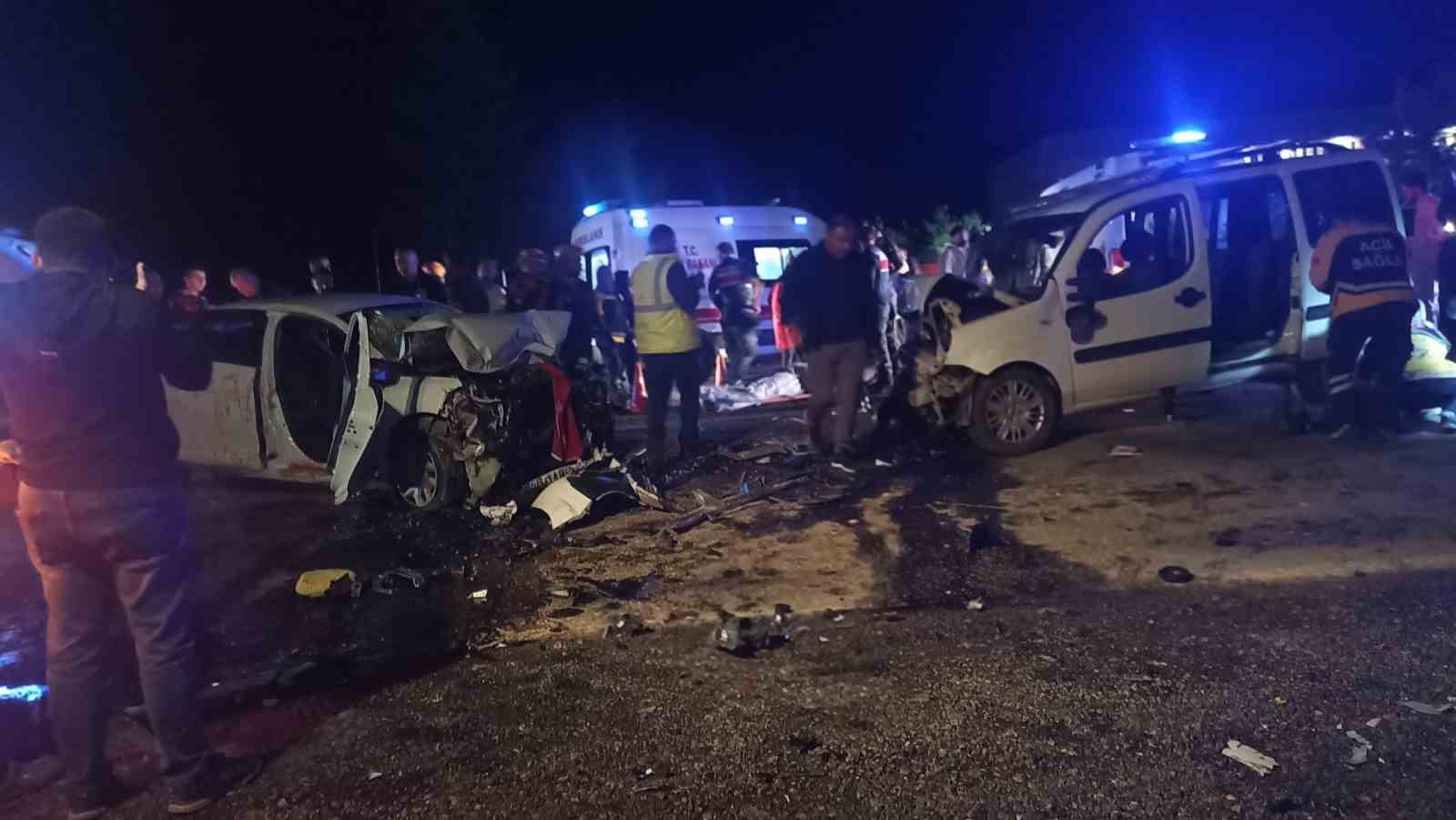 Sivas&rsquo;ta iki ara&ccedil; kafa kafaya &ccedil;arpıştı: 1 &ouml;l&uuml;, 3&rsquo;&uuml; ağır 7 yaralı (G&Uuml;NCELLEME)