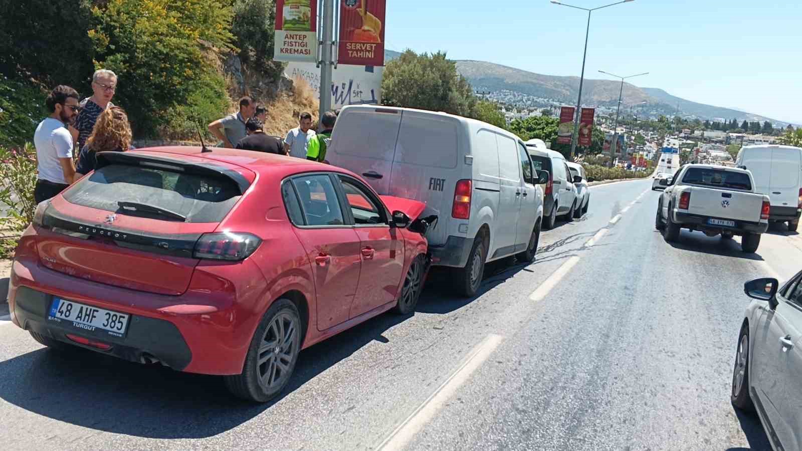 Bodrum&rsquo;da zincirleme kaza: "5 ara&ccedil; birbirine girdi"