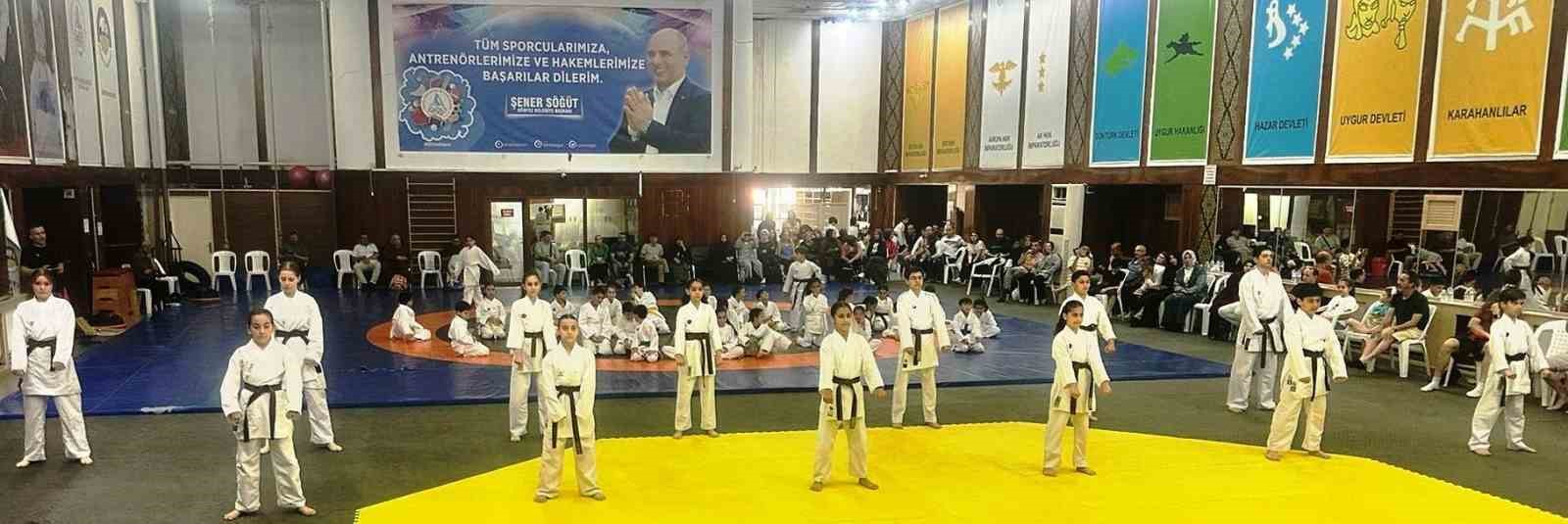 K&ouml;rfez&rsquo;de 45 karateci bir &uuml;st kuşağa terfi etti