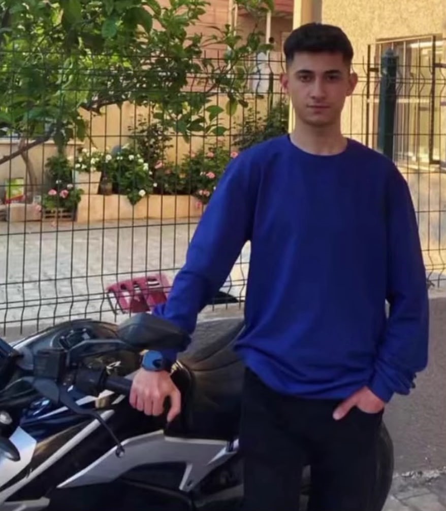 Otomobille &ccedil;arpışan motosikletin 18 yaşındaki s&uuml;r&uuml;c&uuml;s&uuml; hayatını kaybetti