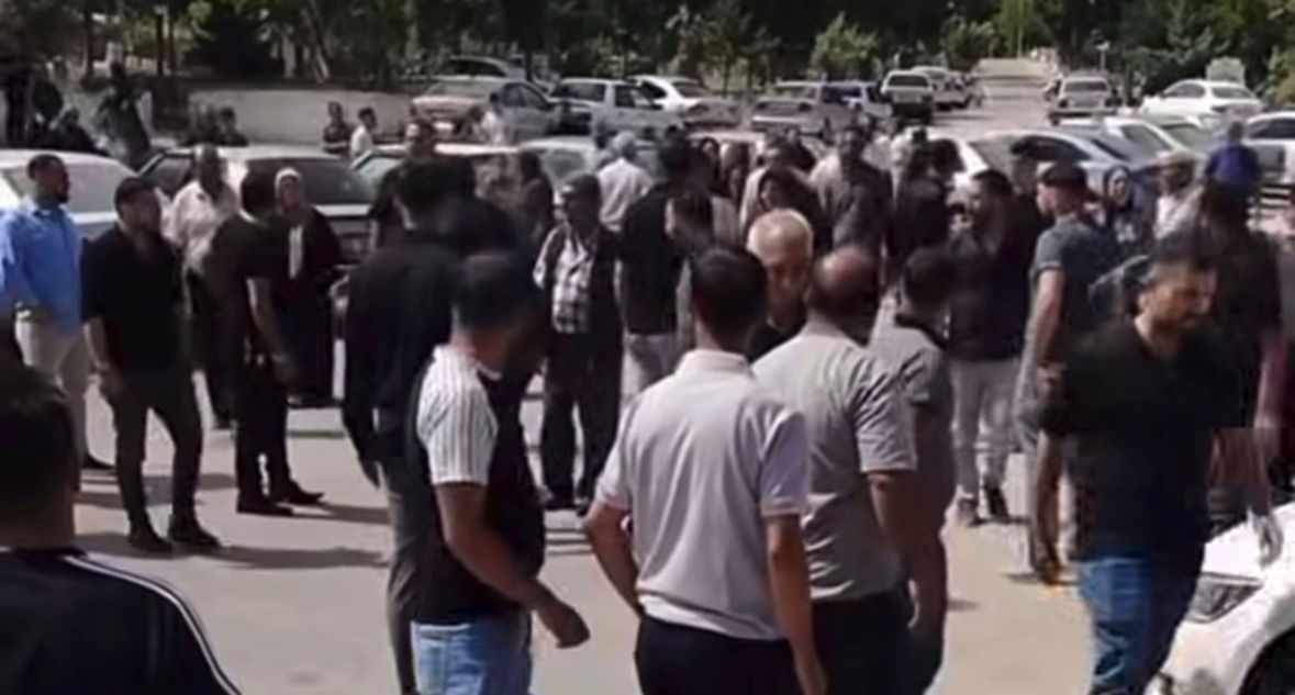 Gaziantep&rsquo;te mezarlıkta silahlı &ccedil;atışma: 2 kişinin yaralandığı panik anları kamerada
