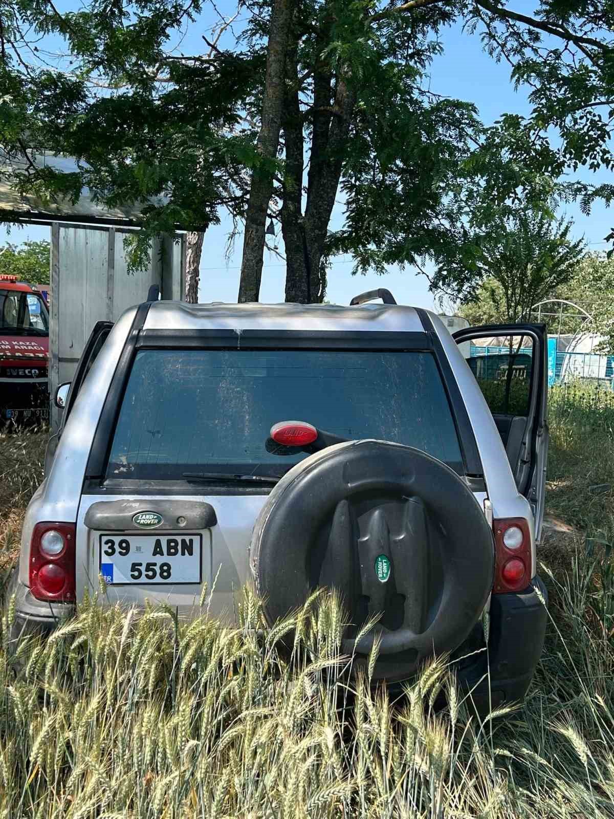 Babaeski&rsquo;de ağa&ccedil;lara &ccedil;arpan otomobilin s&uuml;r&uuml;c&uuml;s&uuml; yaralandı