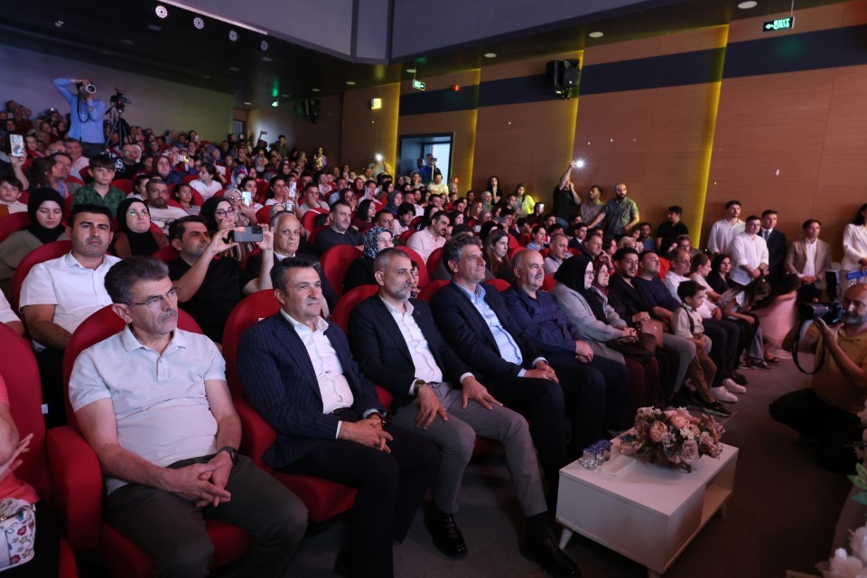 Gen&ccedil; Akademi&rsquo;de yetenekler sahneye &ccedil;ıktı