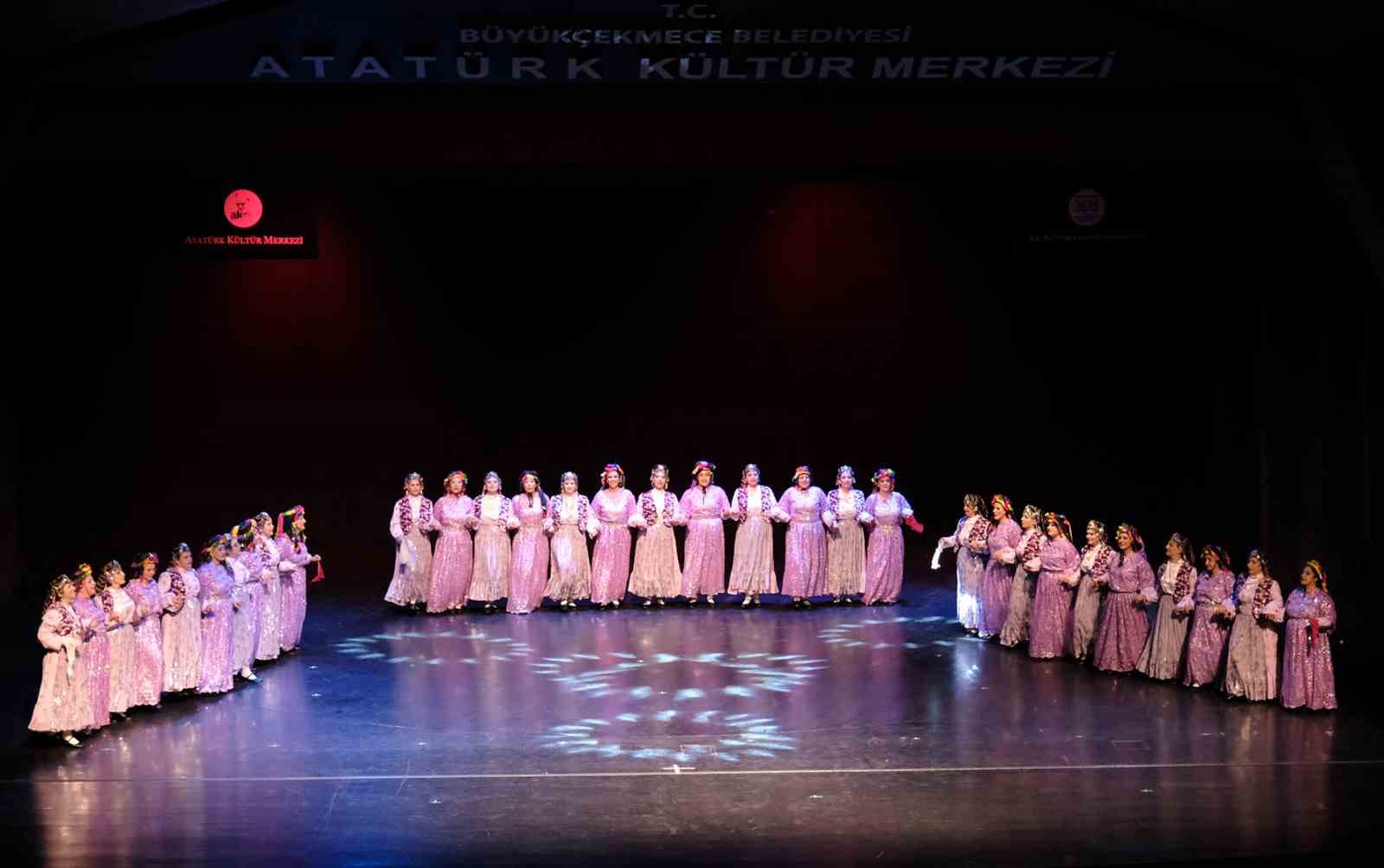 Altınk&ouml;pr&uuml; Halk Dansları Topluluğu k&uuml;lt&uuml;rel bir ş&ouml;lene imza attı