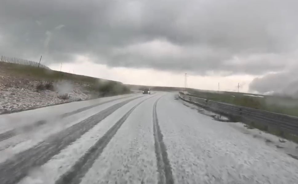 Ardahan&rsquo;da dolu yağışı yolu beyaza b&uuml;r&uuml;d&uuml;