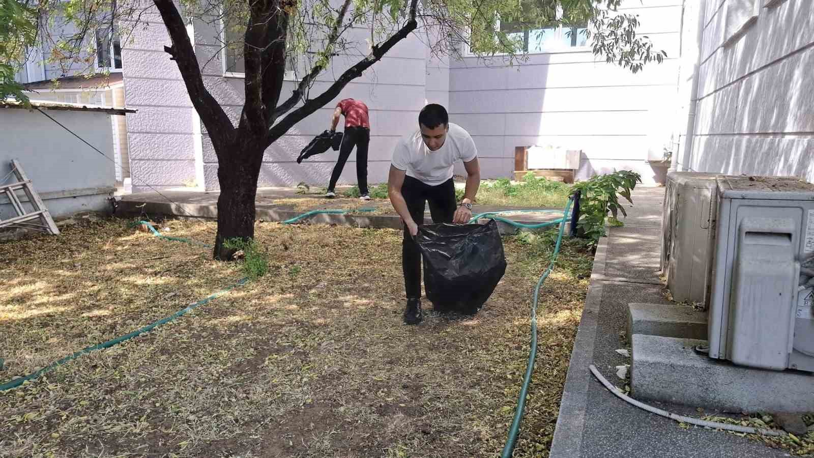 Edremit MYO &ouml;ğrencilerinden &ccedil;evre temizliği