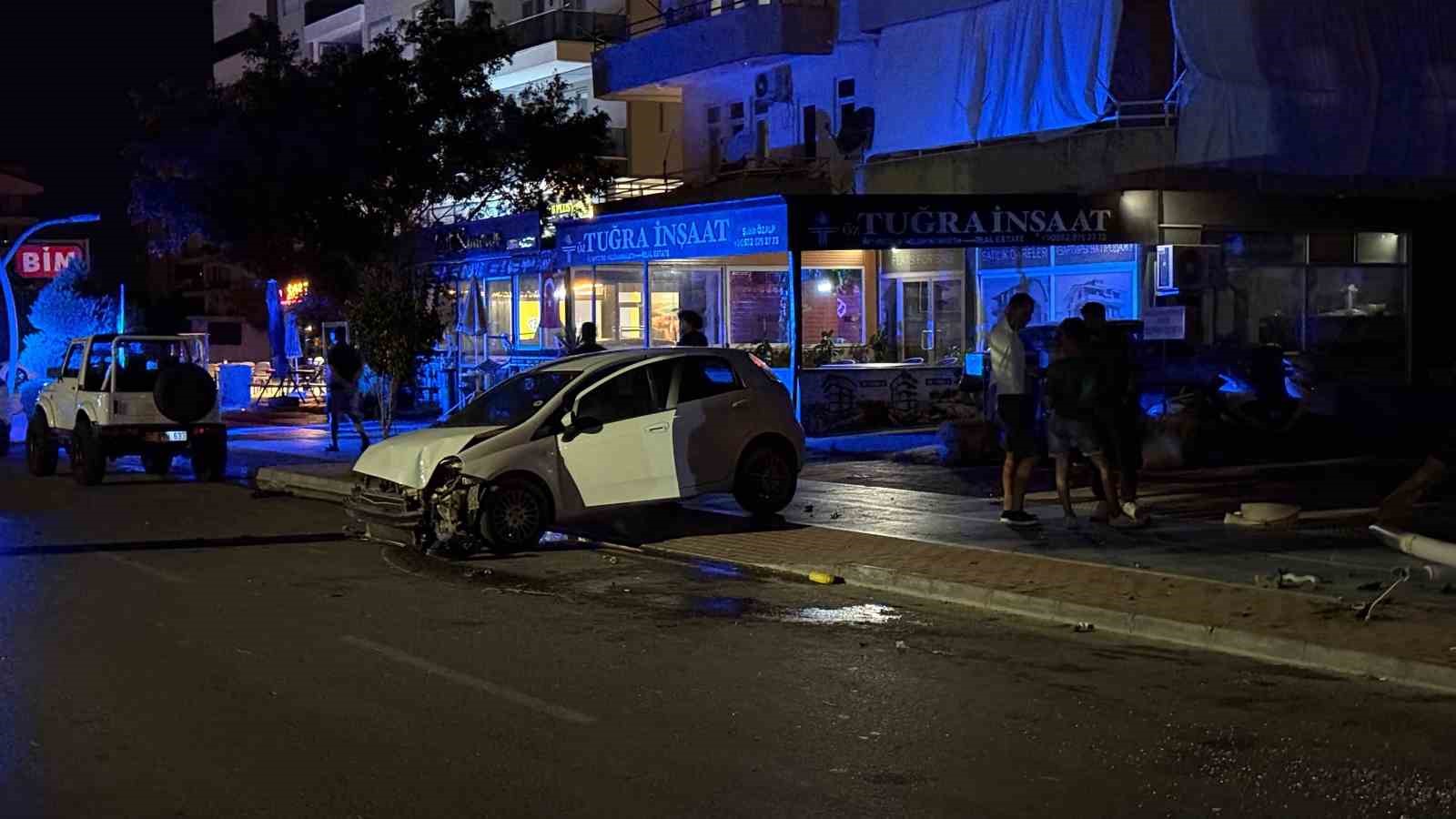 Kontrolden &ccedil;ıkan otomobil ortalığı savaş alanına &ccedil;evirdi