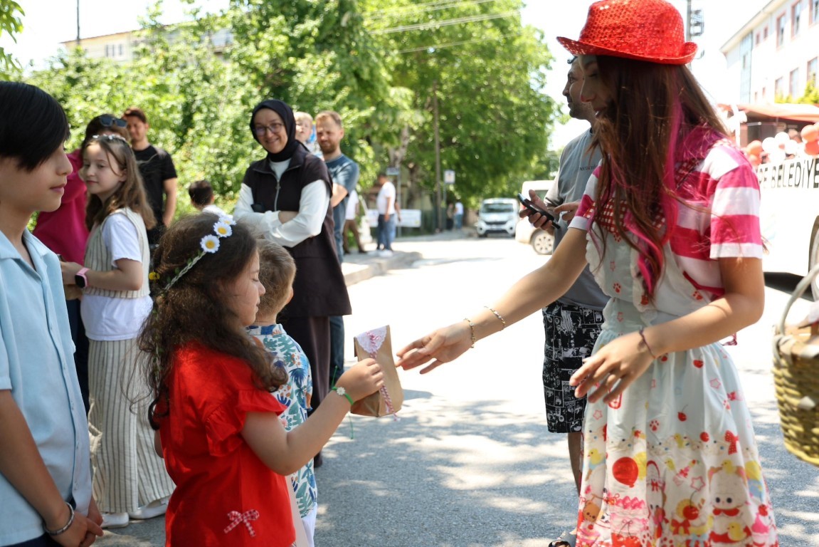 Kartepe’de gezici eğlence otobüsü çocuklara bayram coşkusu yaşatıyor