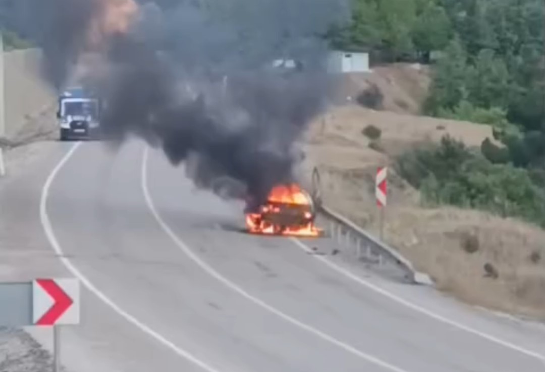 Kozan&rsquo;da otomobil alev alev yandı, 13 yaşındaki &Ouml;mer&rsquo;in duyarlılığı takdir topladı