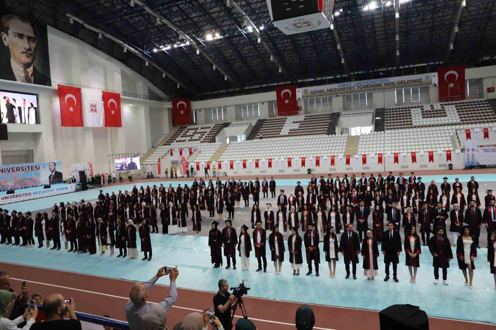 Fırat &Uuml;niversitesi Tıp Fak&uuml;ltesi 38. d&ouml;nem mezunlarını uğurladı