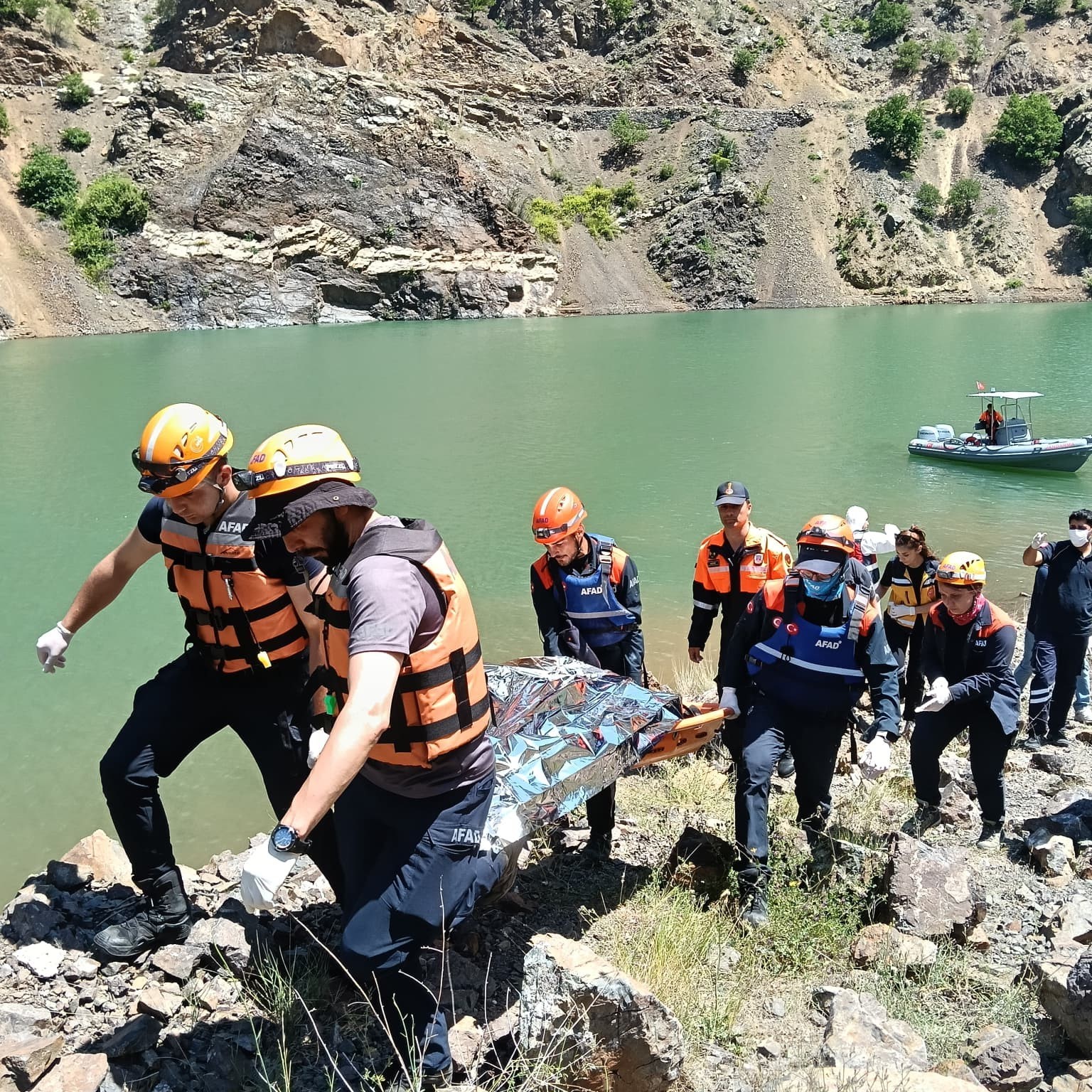 Şavşat Deresi&rsquo;nde kaybolan babanın cansız bedenine ulaşıldı
