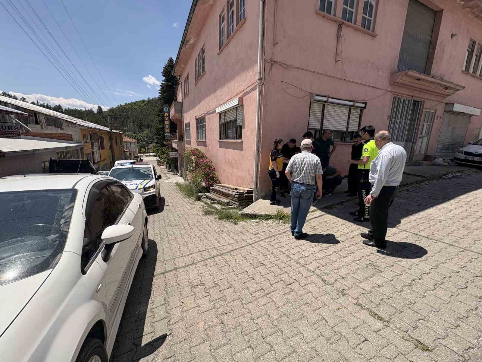 Oyun oynarken yola atlayan &ccedil;ocuğa otomobil &ccedil;arptı