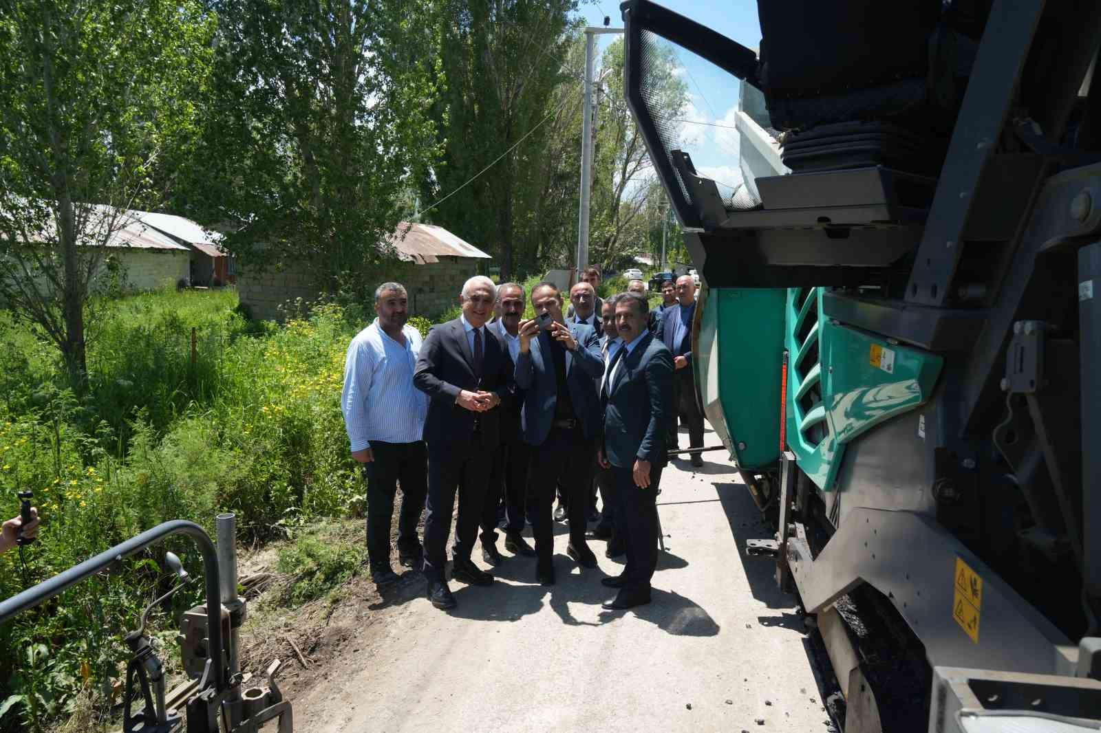 Muş&rsquo;ta k&ouml;y yollarında asfalt seferberliği