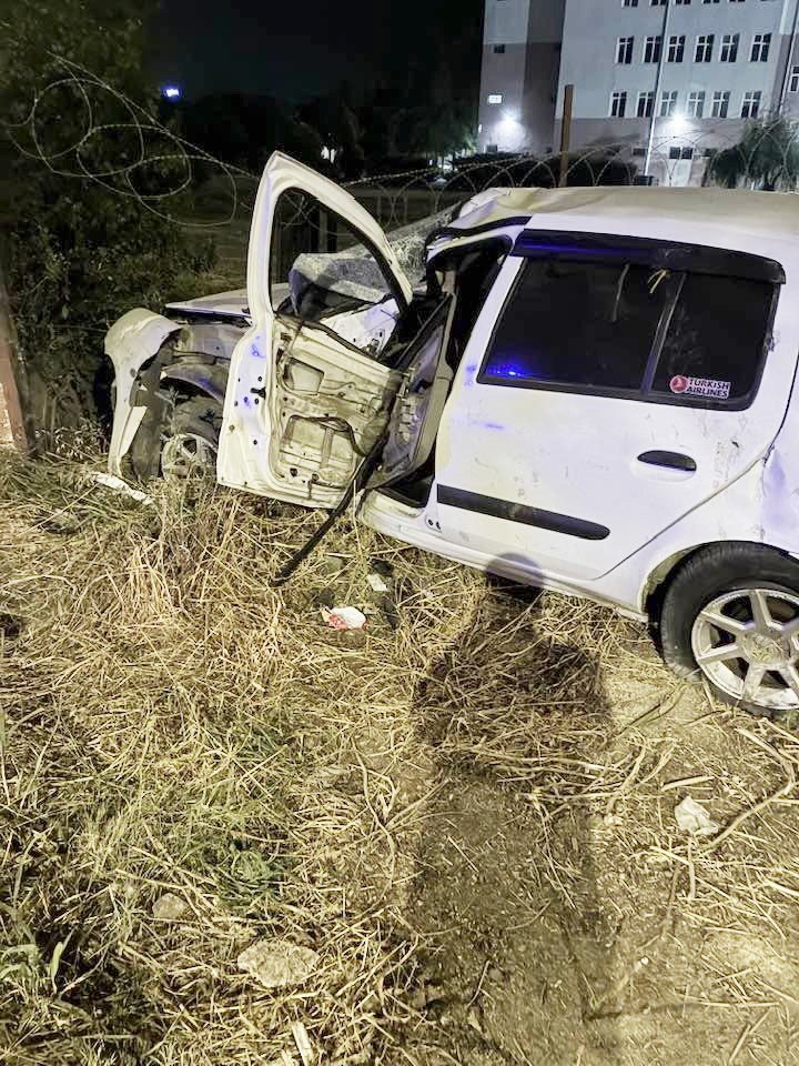 Duvara &ccedil;arpan otomobilin s&uuml;r&uuml;c&uuml;s&uuml; yaralandı