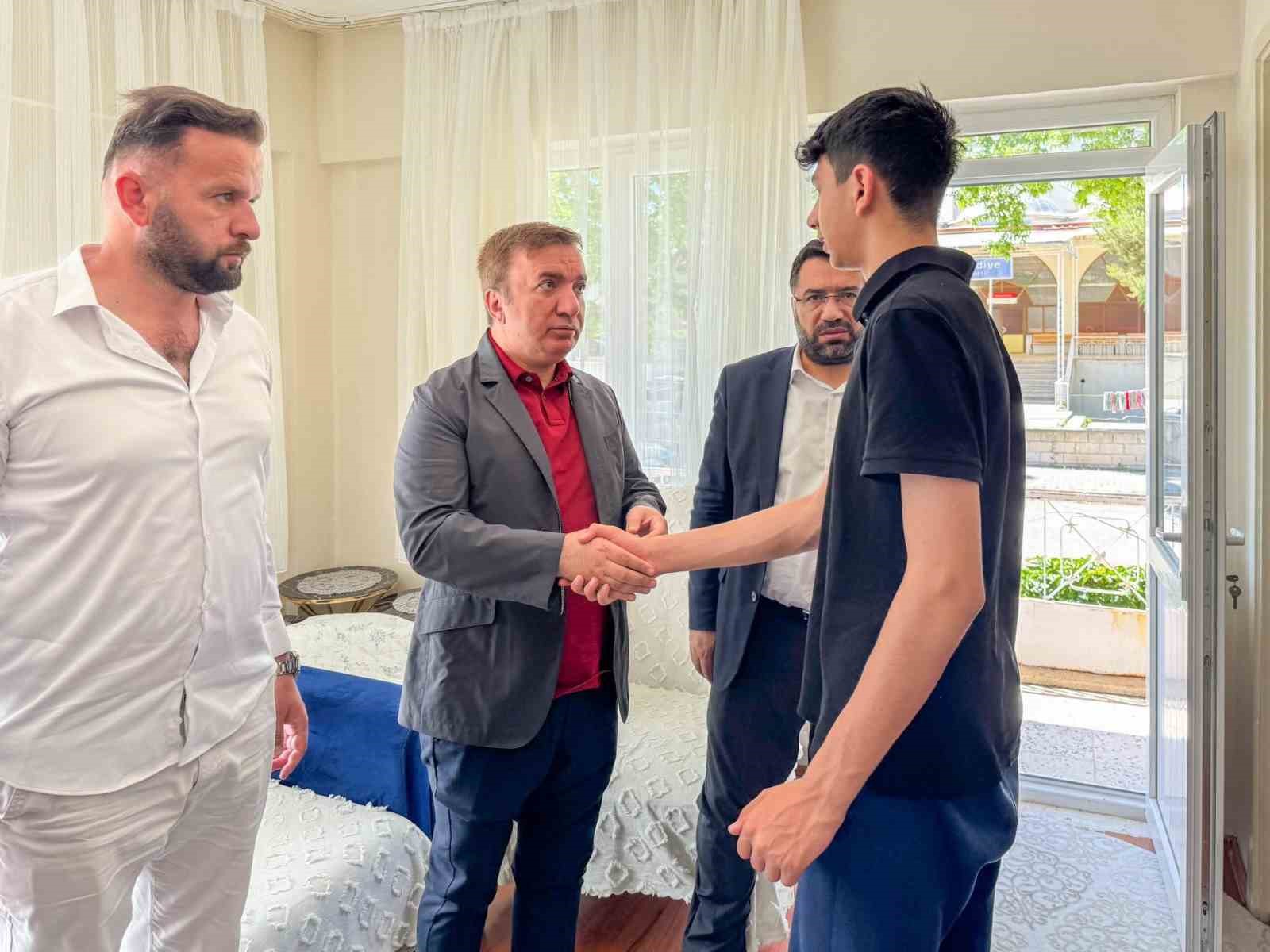 Vali Aydoğdu, babasını kaybeden &ouml;ğrencinin ailesini ziyaret etti