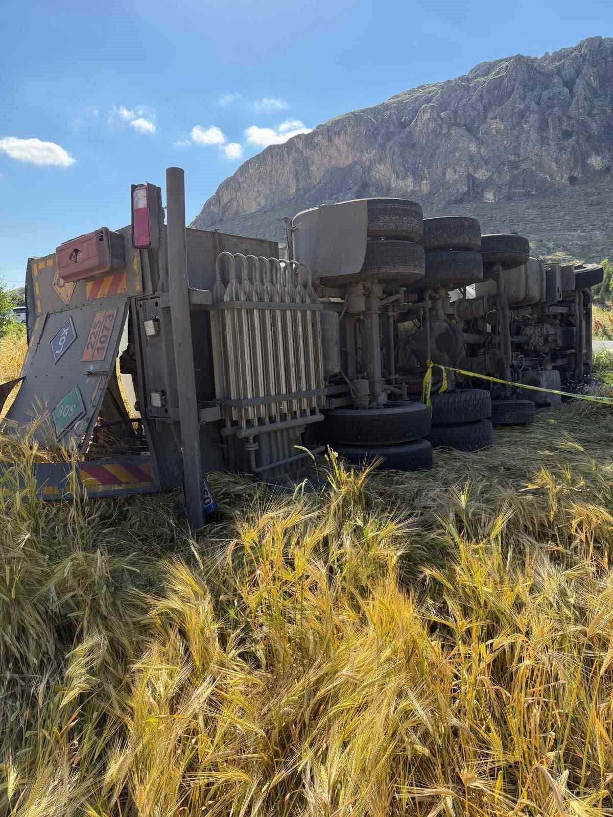 Yol kenarına devrilen tankerin s&uuml;r&uuml;c&uuml;s&uuml; yaralandı