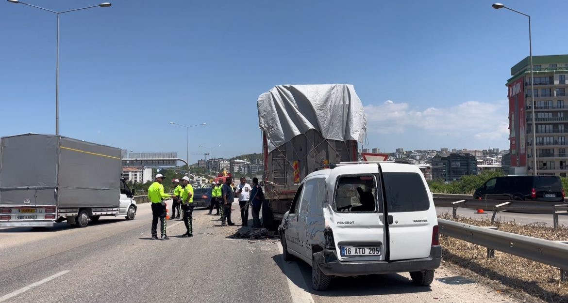 Arızalanan kamyona &ccedil;arpan tırın s&uuml;r&uuml;c&uuml;s&uuml; hayatını kaybetti