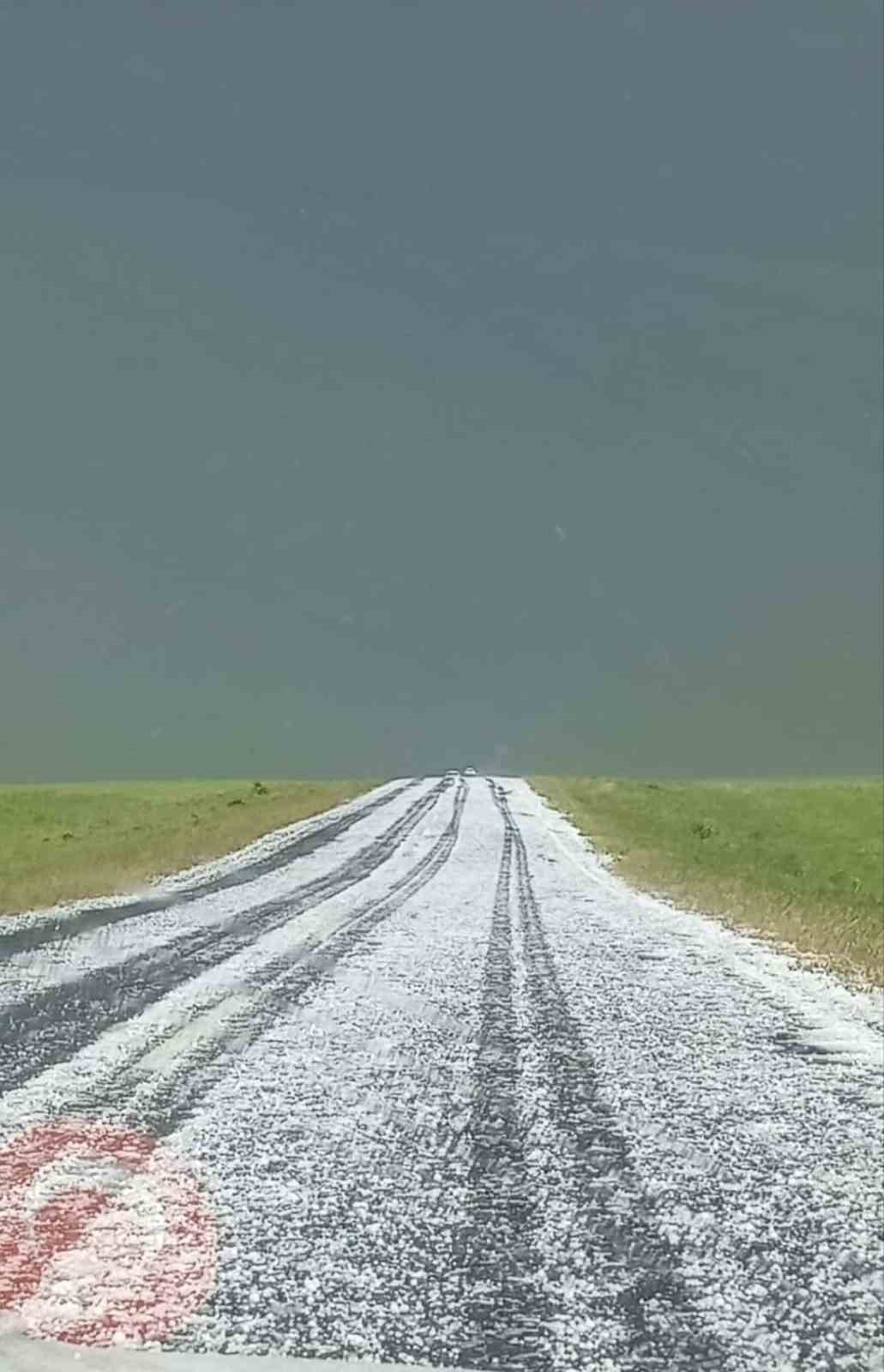 Kars’ta dolu kabusu: Araçlar hasar gördü, çiftçi umudunu kaybetti