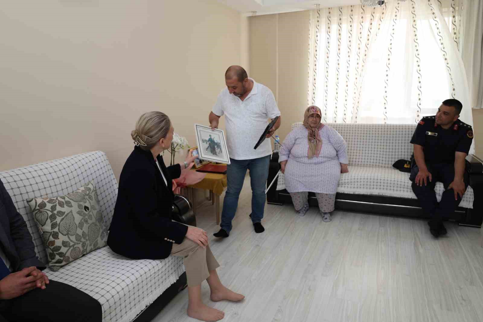 Kaymakam K&uuml;peli şehit ailelerini unutmadı