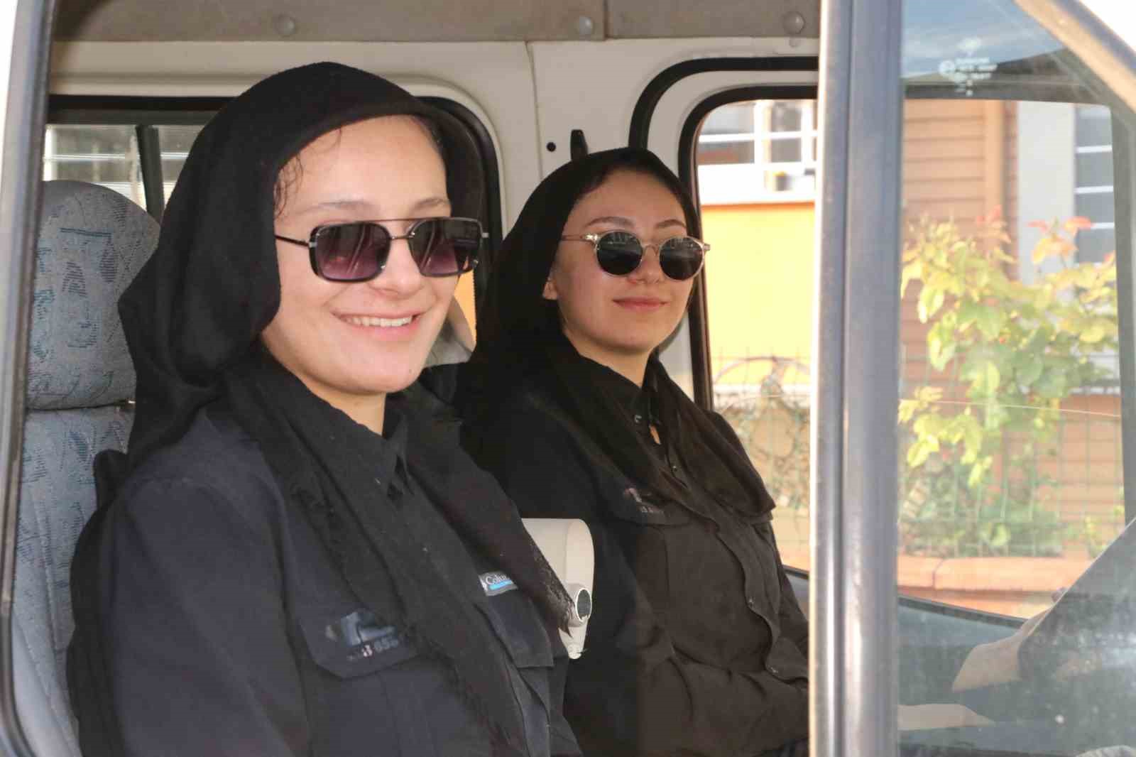 Kadın g&uuml;c&uuml;yle kurulan başarı hik&acirc;yesi: Anne ve iki kızı halı yıkama sekt&ouml;r&uuml;nde &ouml;rnek oluyor