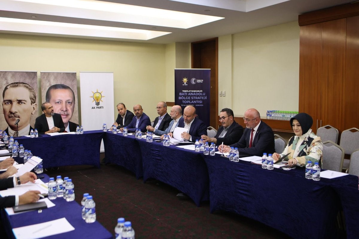 Eskişehir AK Parti Teşkilatı, Batı Anadolu B&ouml;lge Strateji Toplantısı&rsquo;na katıldı