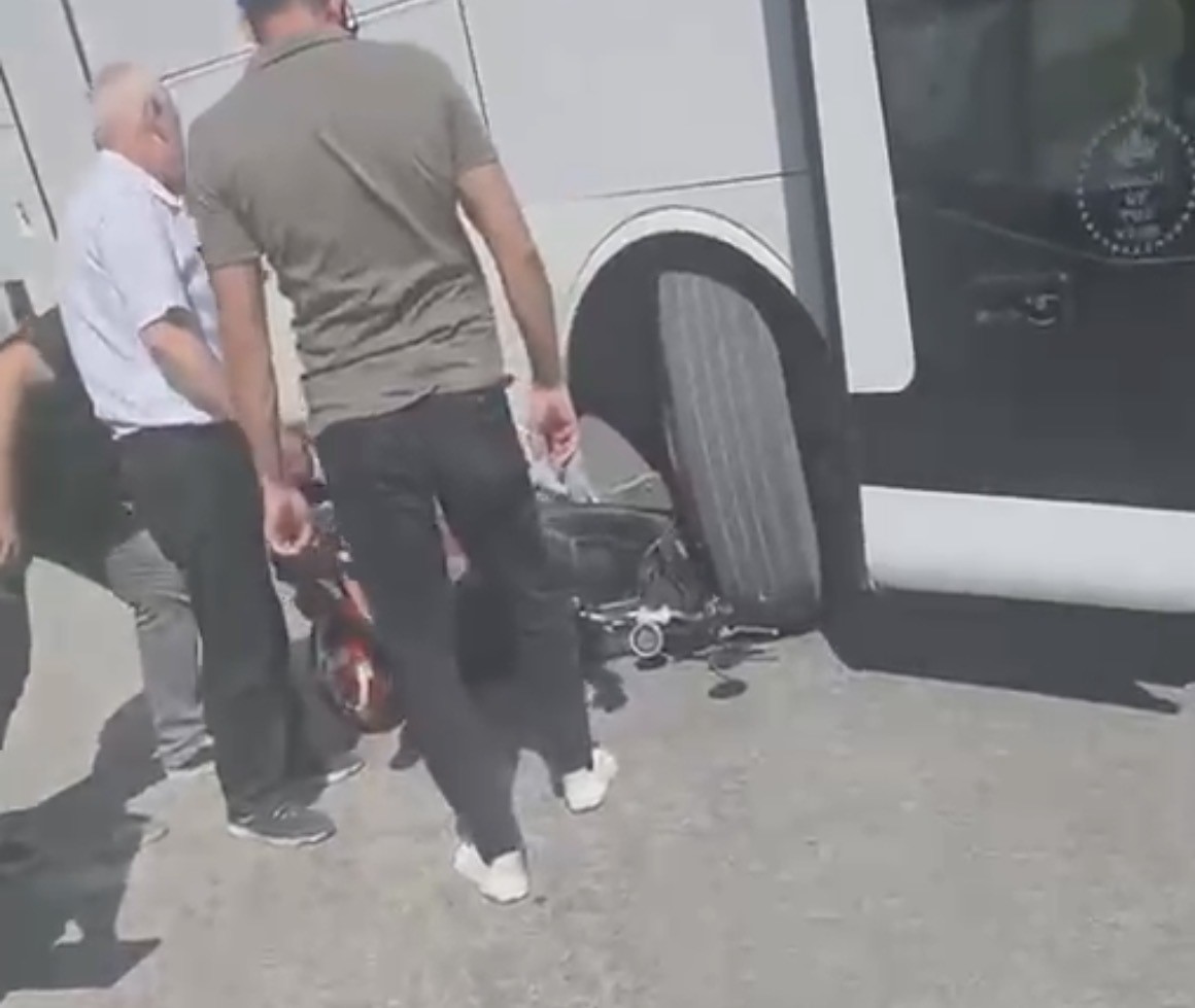 İş&ccedil;i servisi ile &ccedil;arpışan motosikletli yaralandı