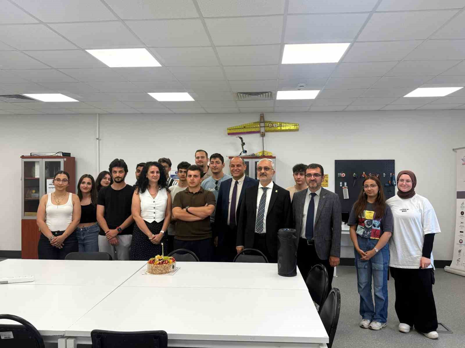 Akademisyenler ve yetkililer &ouml;ğrenciler i&ccedil;in toplandı