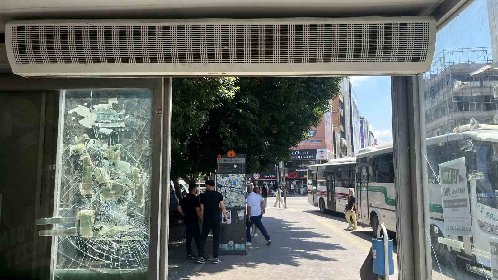 Klimalı duraklar devre dışı bırakıldı, vatandaş g&ouml;lgeye sığındı