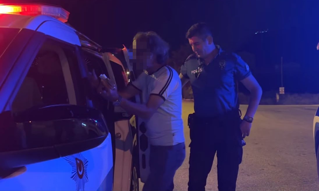 Denetim yapan polislere selam vermek i&ccedil;in aracıyla yanlarına gitti, 3.28 promil alkoll&uuml; &ccedil;ıktı