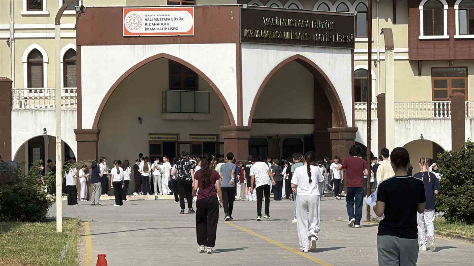 &Ouml;ğrenciler sıralarda, veliler ise okulun &ccedil;evresinde ter d&ouml;kmeye başladı