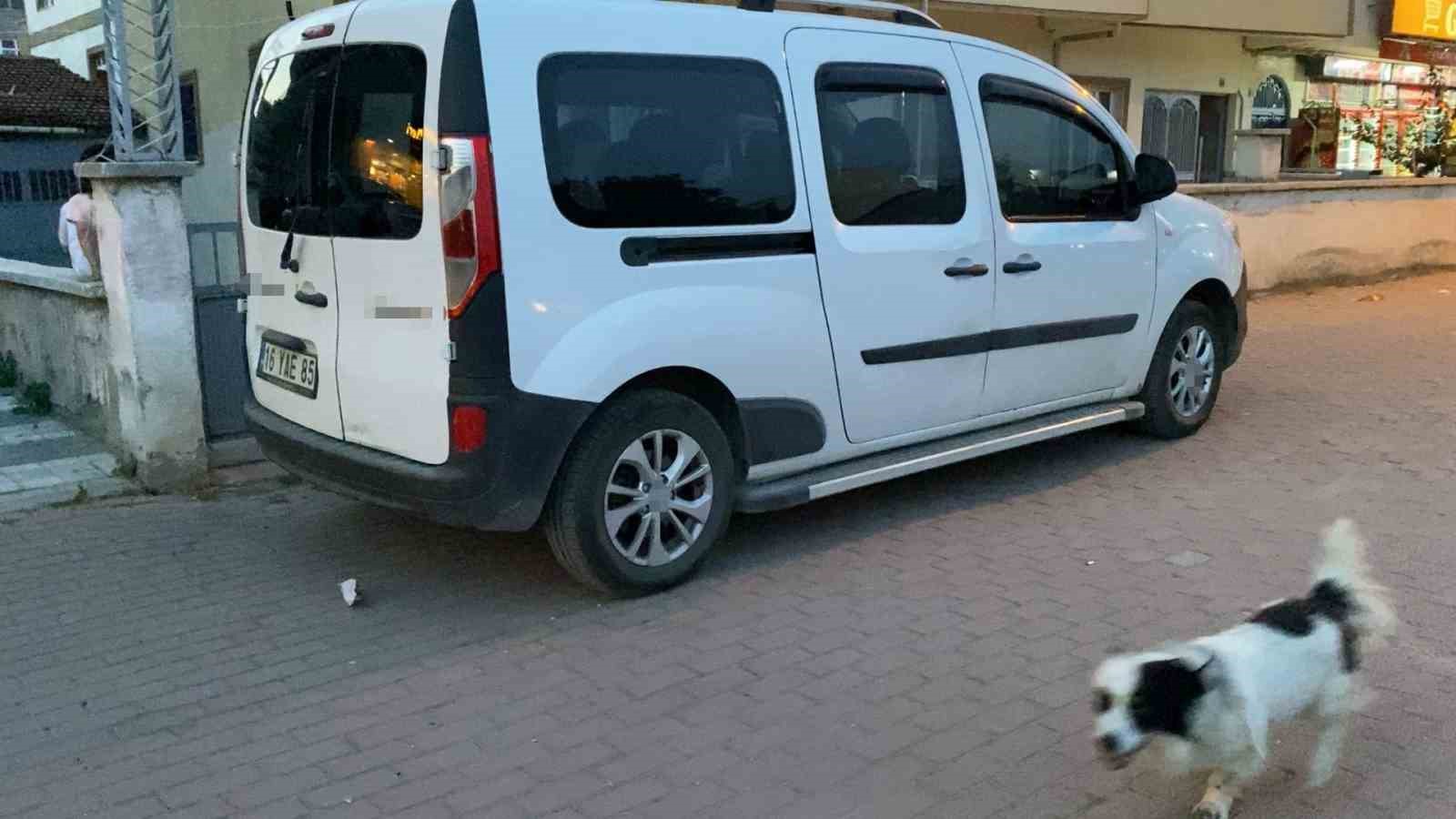 Hafif ticari ara&ccedil; ile &ccedil;arpışan motosikletin s&uuml;r&uuml;c&uuml;s&uuml; yaralandı