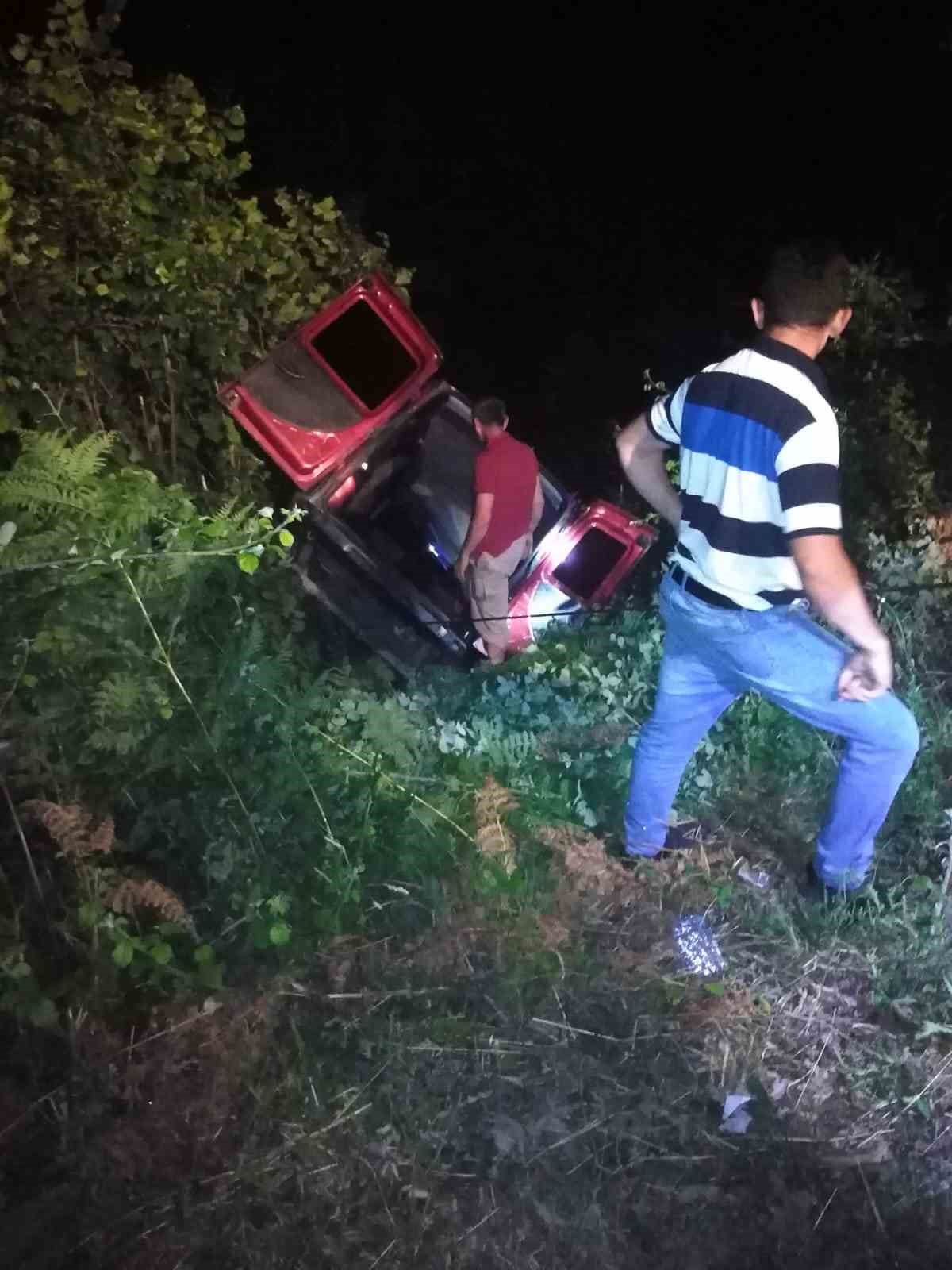 Kastamonu&rsquo;da hafif ticari ara&ccedil; şarampole yuvarlandı: 1 yaralı