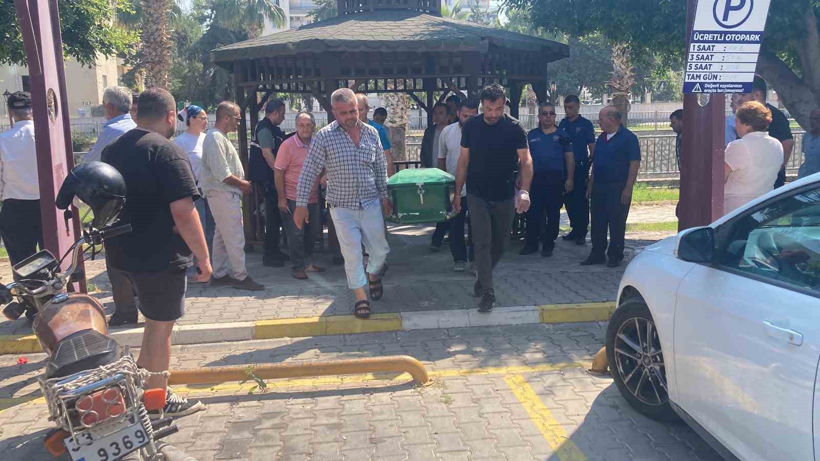 Mersin&rsquo;de ş&uuml;pheli &ouml;l&uuml;m: Parkta cansız bedeni bulundu