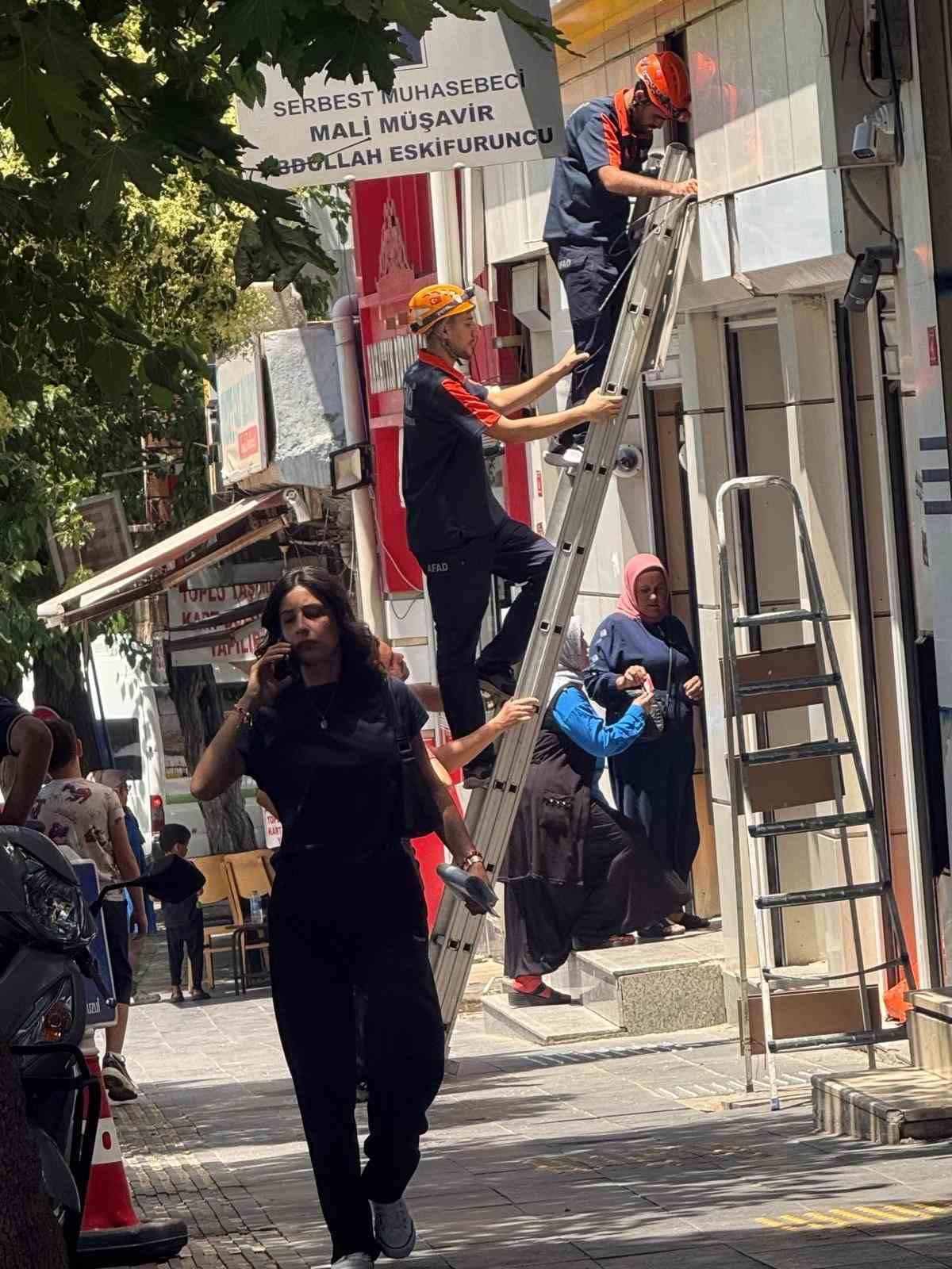 Siirt&rsquo;te reklam panosuna sıkışan yavru kedi AFAD ekiplerince kurtarıldı