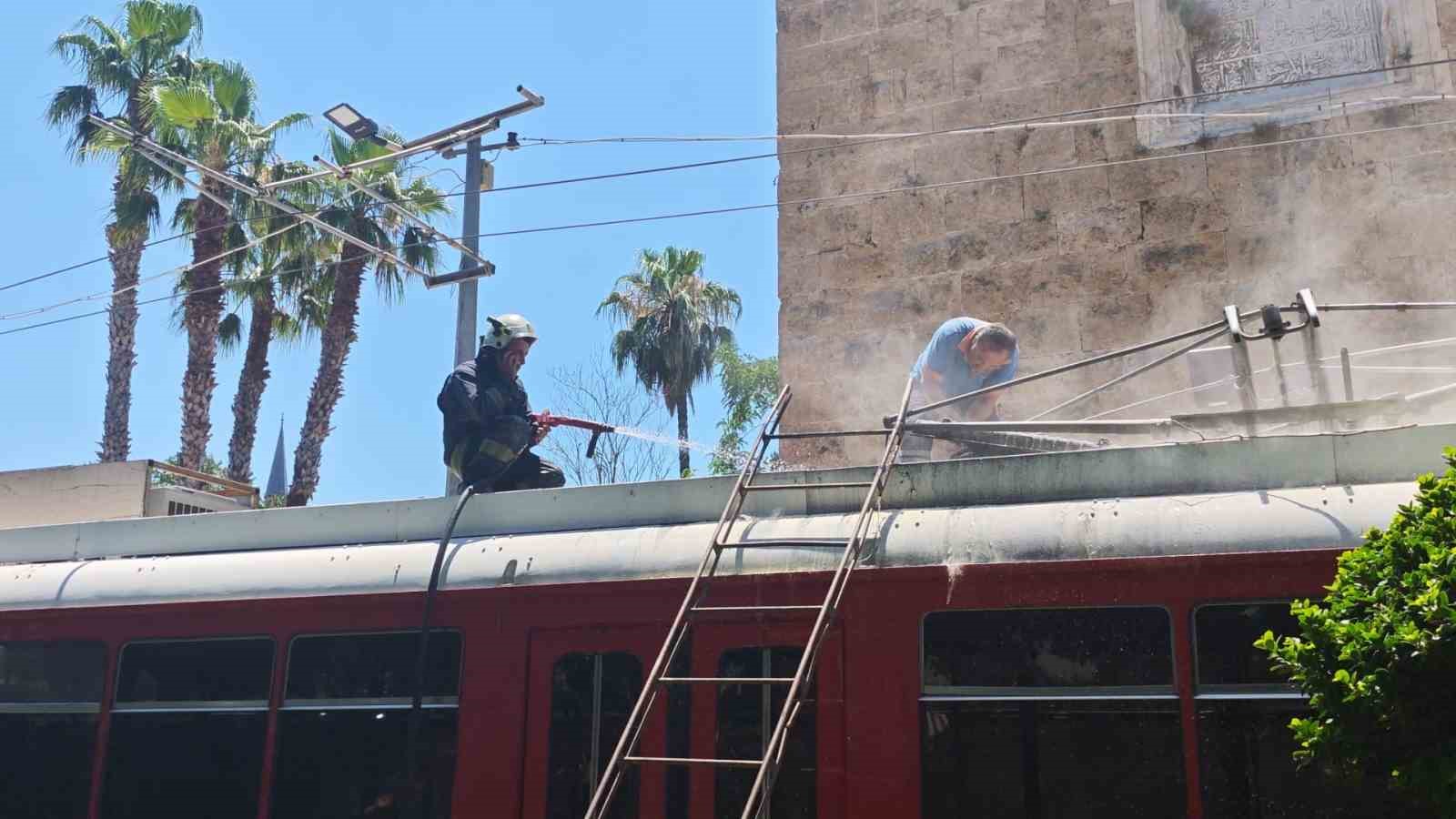 Nostalji tramvayında yangın: Esnafın dikkati tramvayı k&uuml;l olmaktan kurtardı