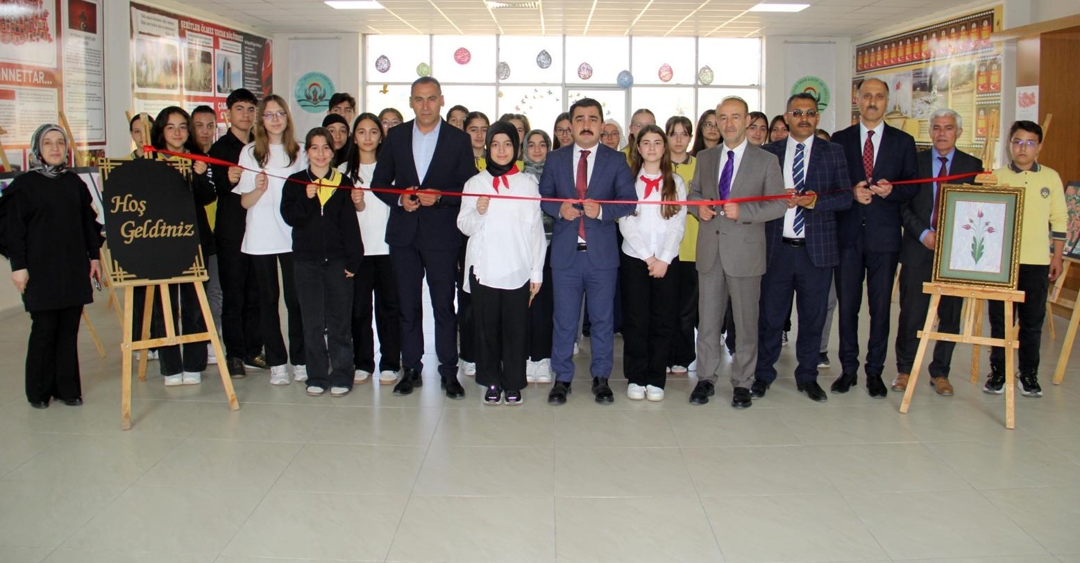 Bayburt&rsquo;ta &ouml;ğrencilerden şiir programı ve karma resim sergisi