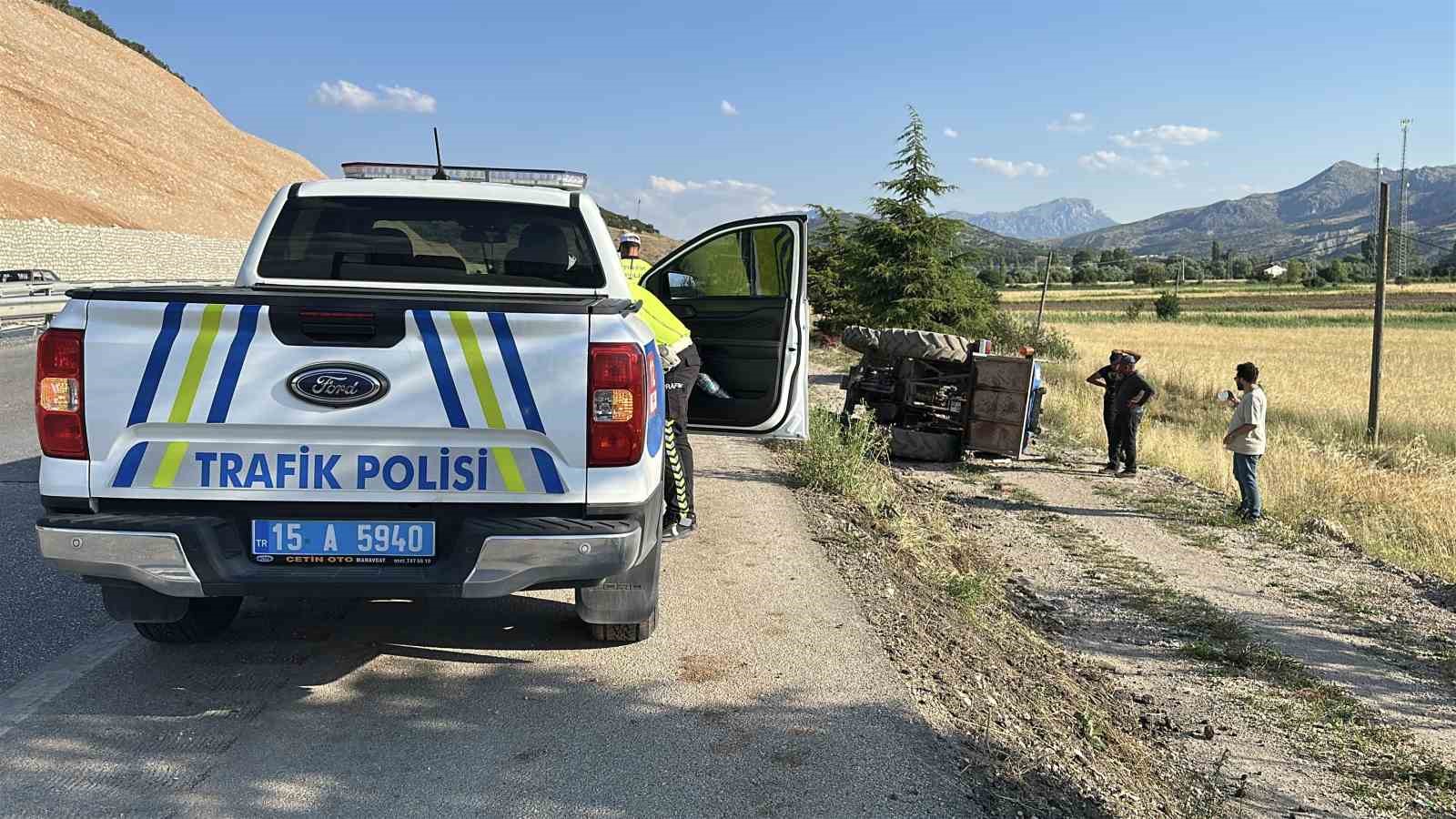 Kontrolden &ccedil;ıkan trakt&ouml;r şarampole devrildi: 1 yaralı