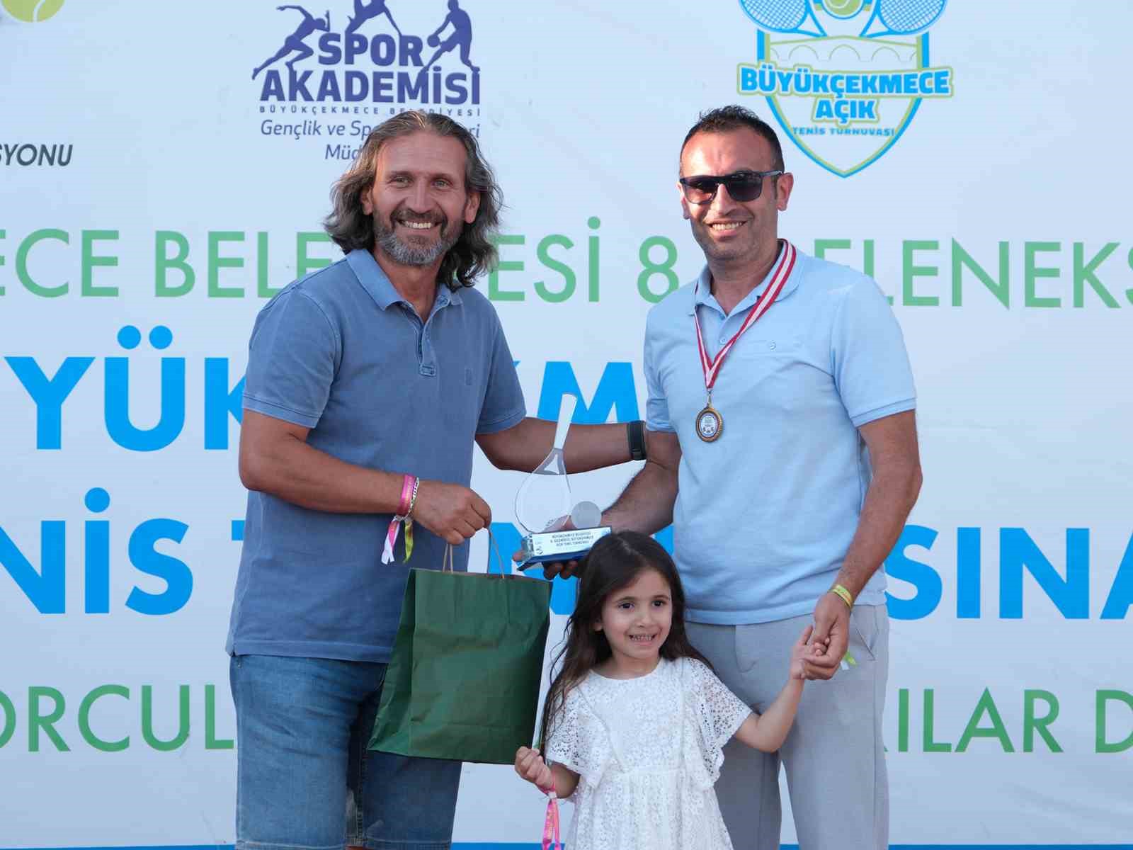 Geleneksel B&uuml;y&uuml;k&ccedil;ekmece A&ccedil;ık Tenis Turnuvası &ouml;d&uuml;l t&ouml;reni ger&ccedil;ekleşti