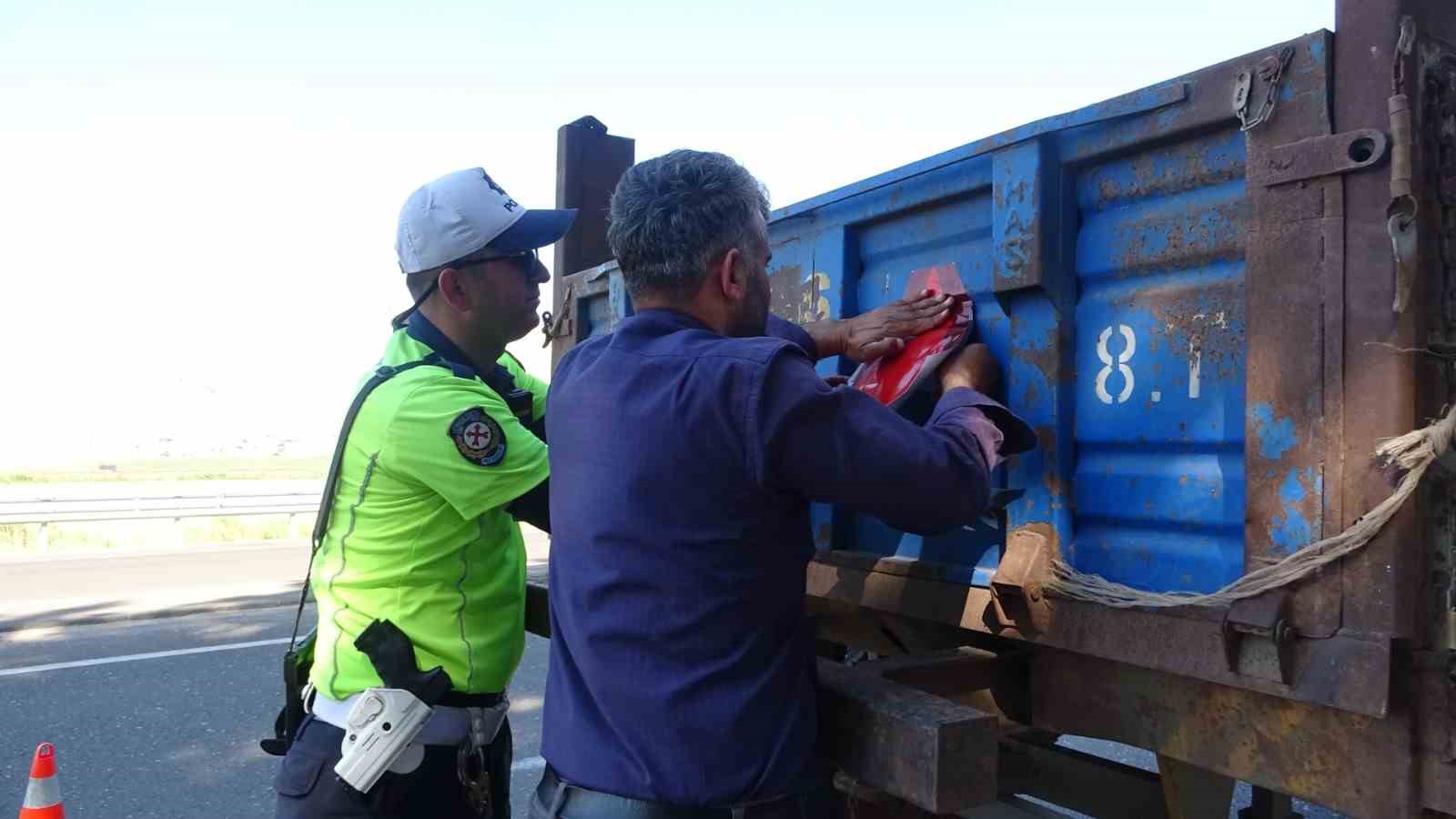 Hasat d&ouml;neminde yaşanan kazaların &ouml;n&uuml;ne ge&ccedil;mek amacıyla trakt&ouml;rlerdeki reflekt&ouml;rler kontrol edildi