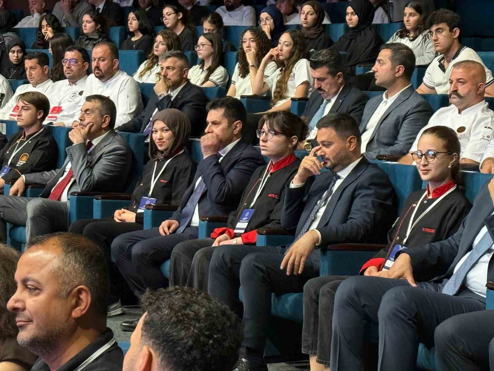 Gedizli &ouml;ğrenci, Bakan Yusuf Tekin&rsquo;i il&ccedil;elerine davet etti