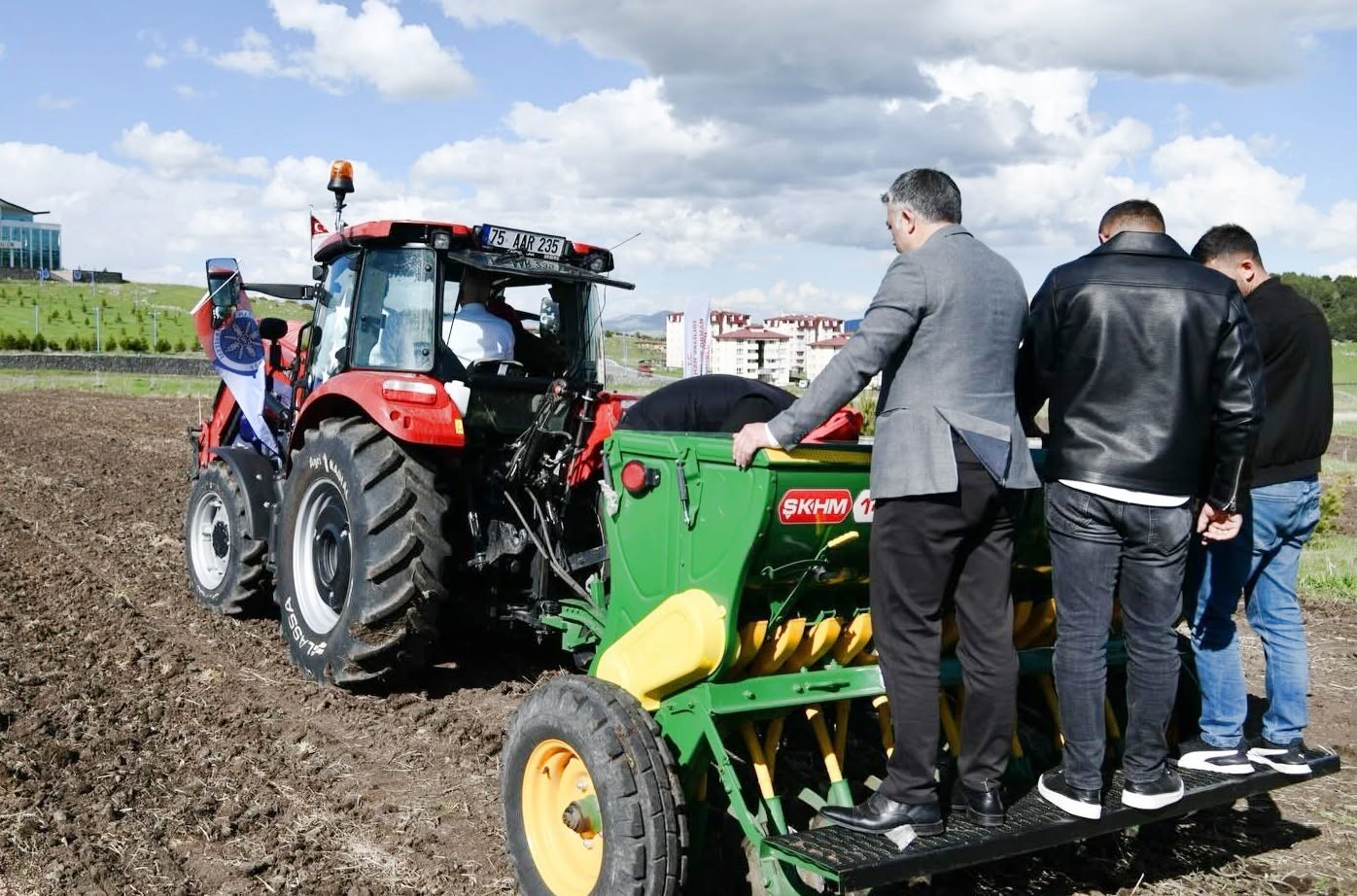 &Uuml;niversite Kamp&uuml;s alanında ilk kez yeşil ve kırmızı mercimek ile nohut ekimi