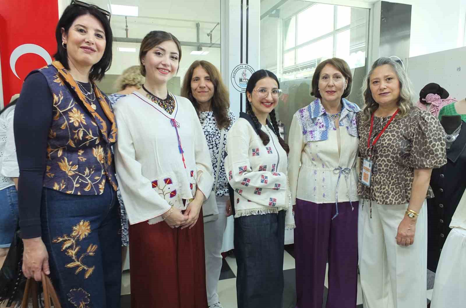 Ninelerinin dokuduğu kumaşlardan dikilen bluzlarla defileye &ccedil;ıktılar