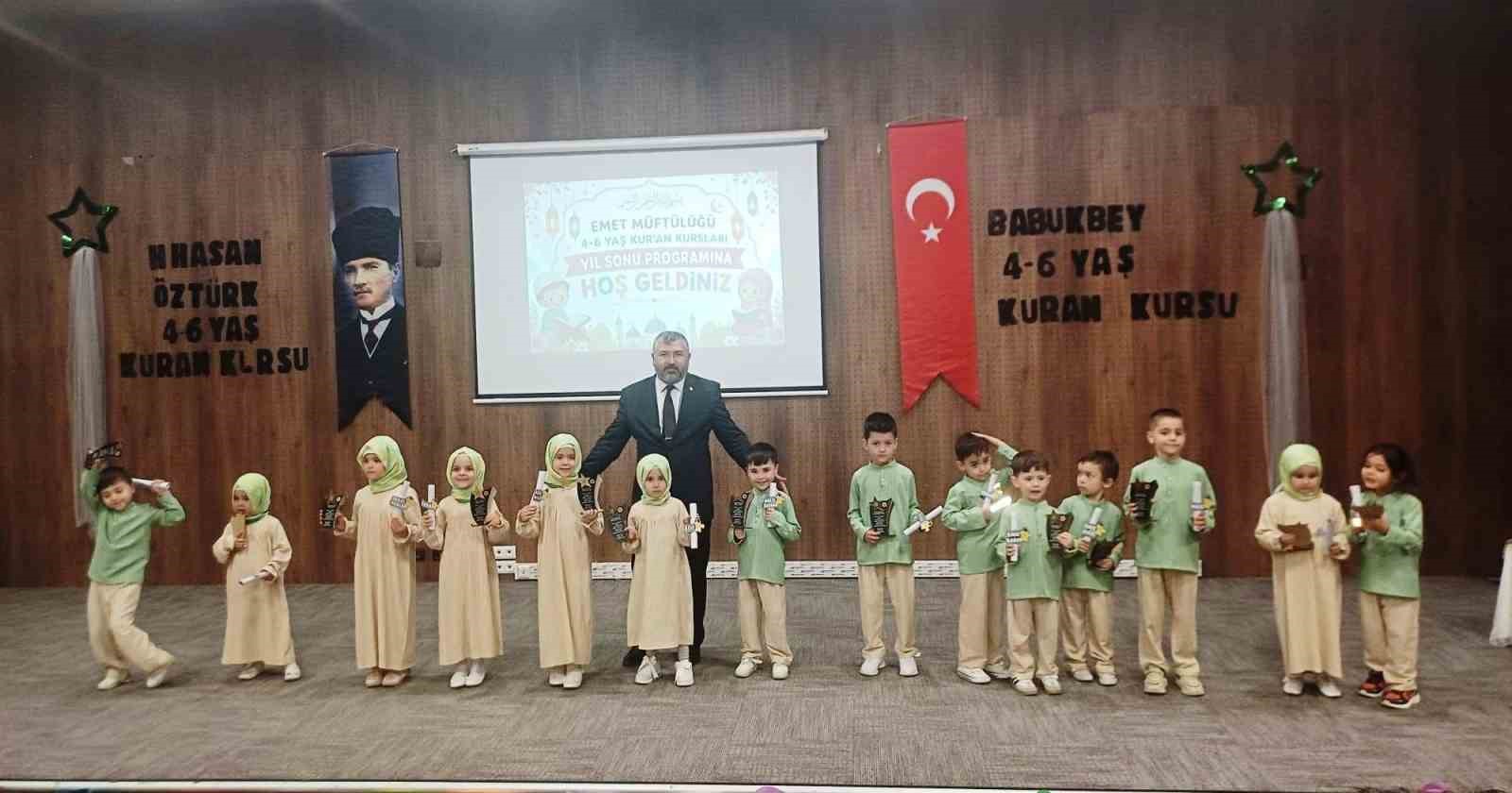 Emet&rsquo;te 4-6 Yaş Kur&rsquo;an kursu &ouml;ğrencilerinden yıl sonu g&ouml;sterisi