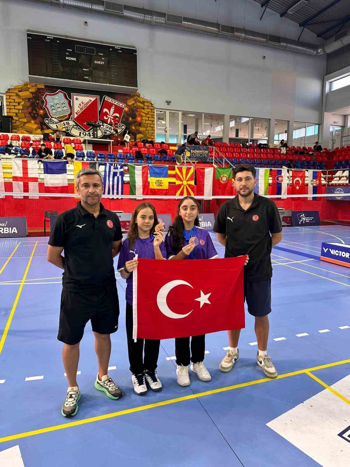 Manisalı badmintonculardan Sırbistan&rsquo;da madalyalı başarı